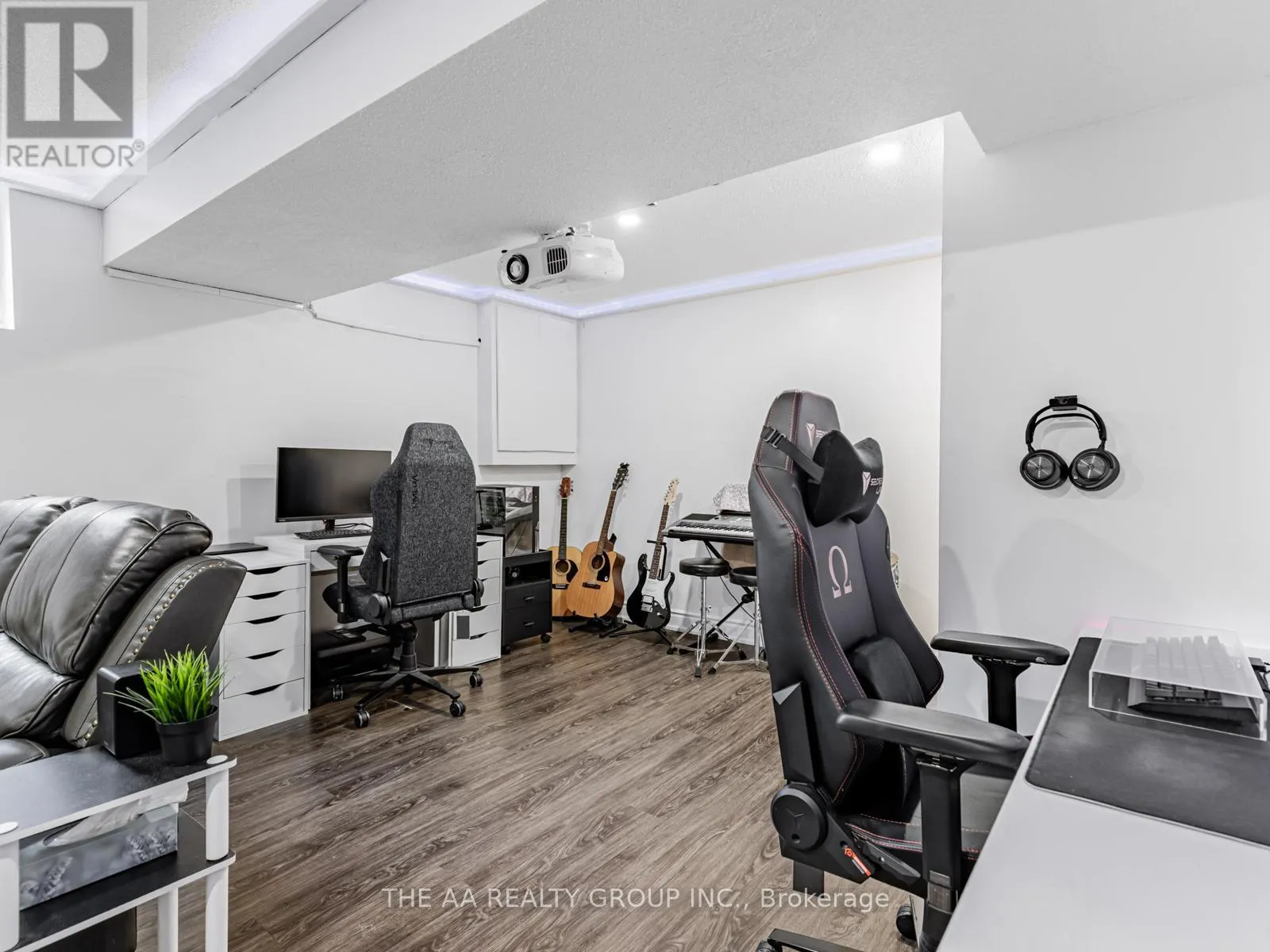 20 - 50 BRIDLETOWNE CIRCLE