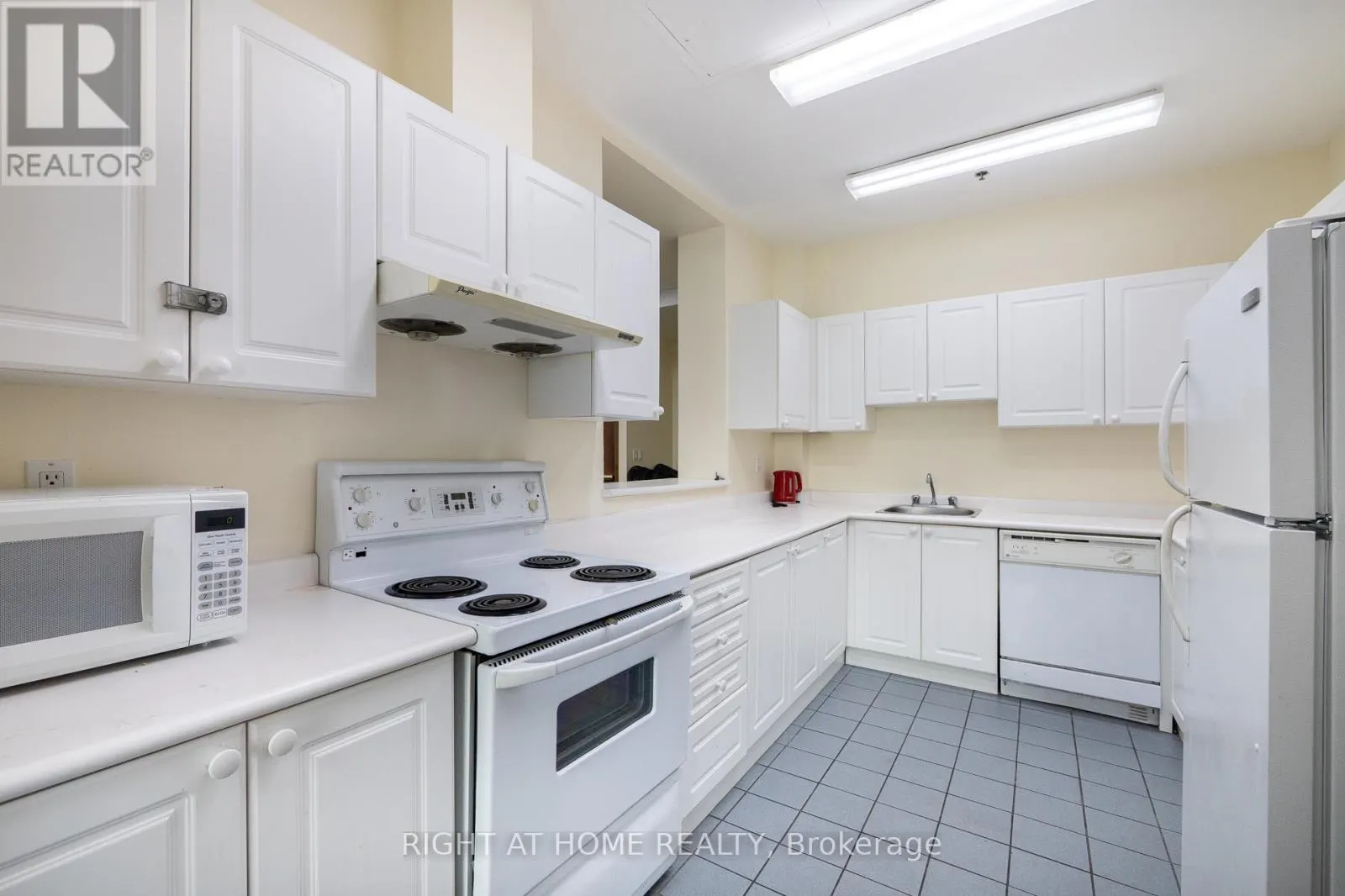 613 - 1 LEE CENTRE DRIVE
