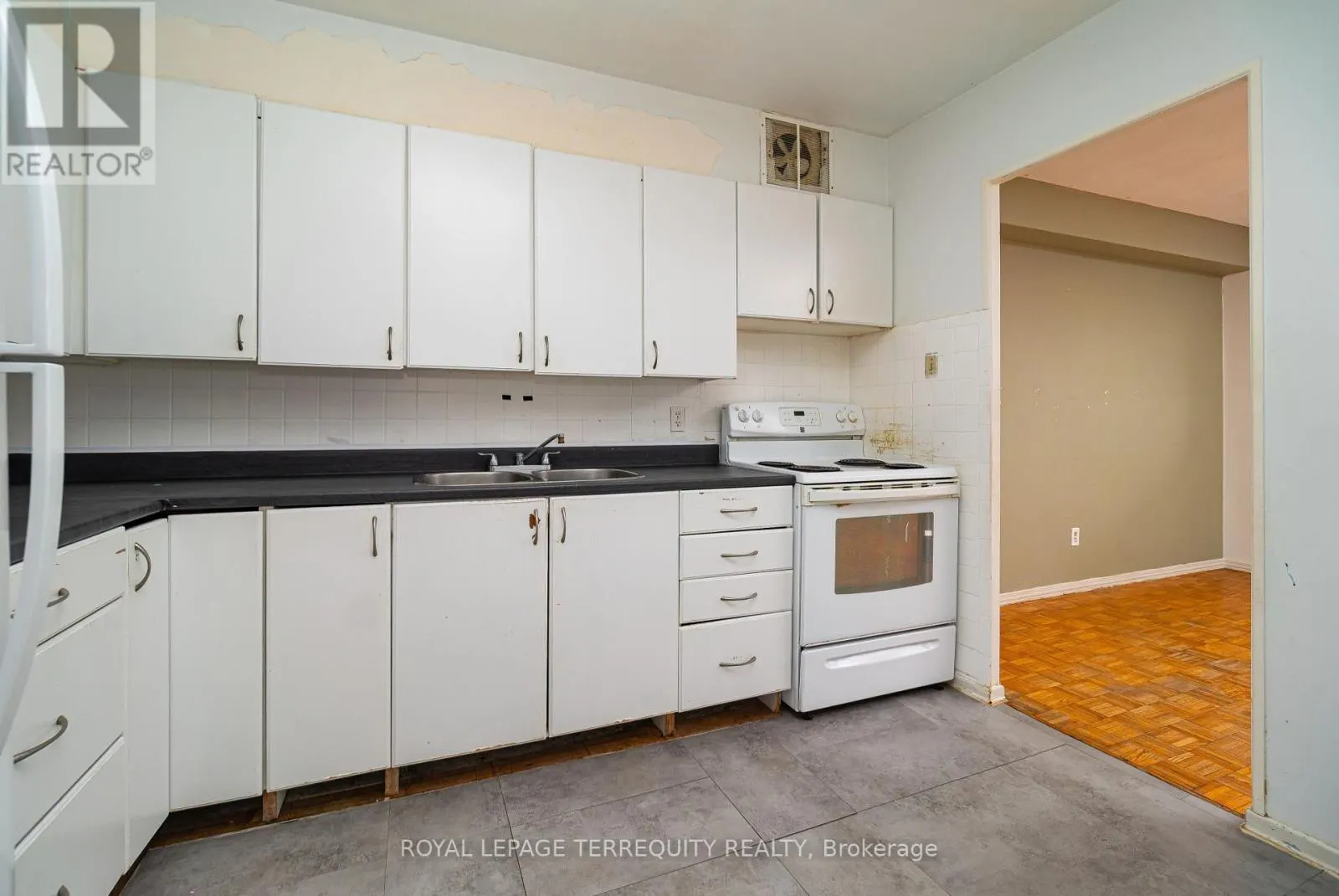 1615 - 2550 PHARMACY AVENUE