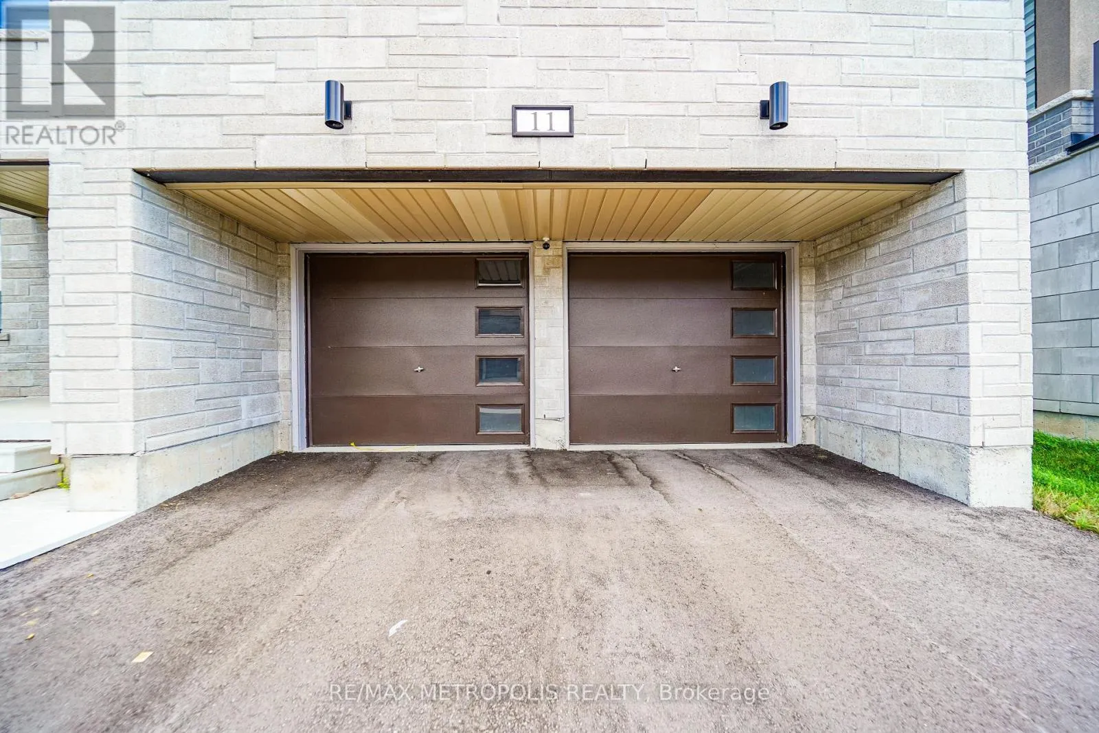 11 YACHT DRIVE
