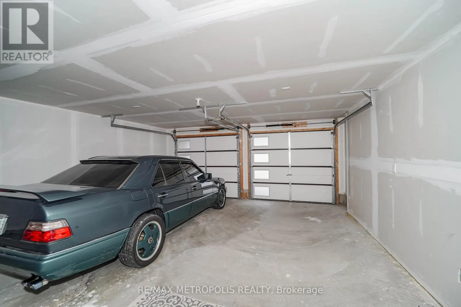 11 YACHT DRIVE