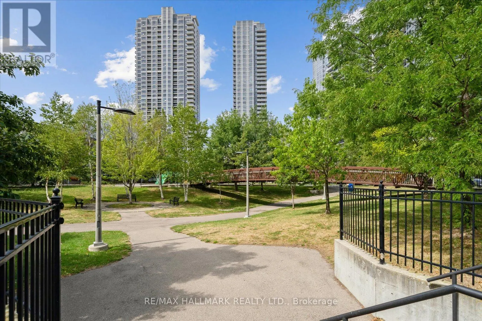 3006 - 125 VILLAGE GREEN SQUARE