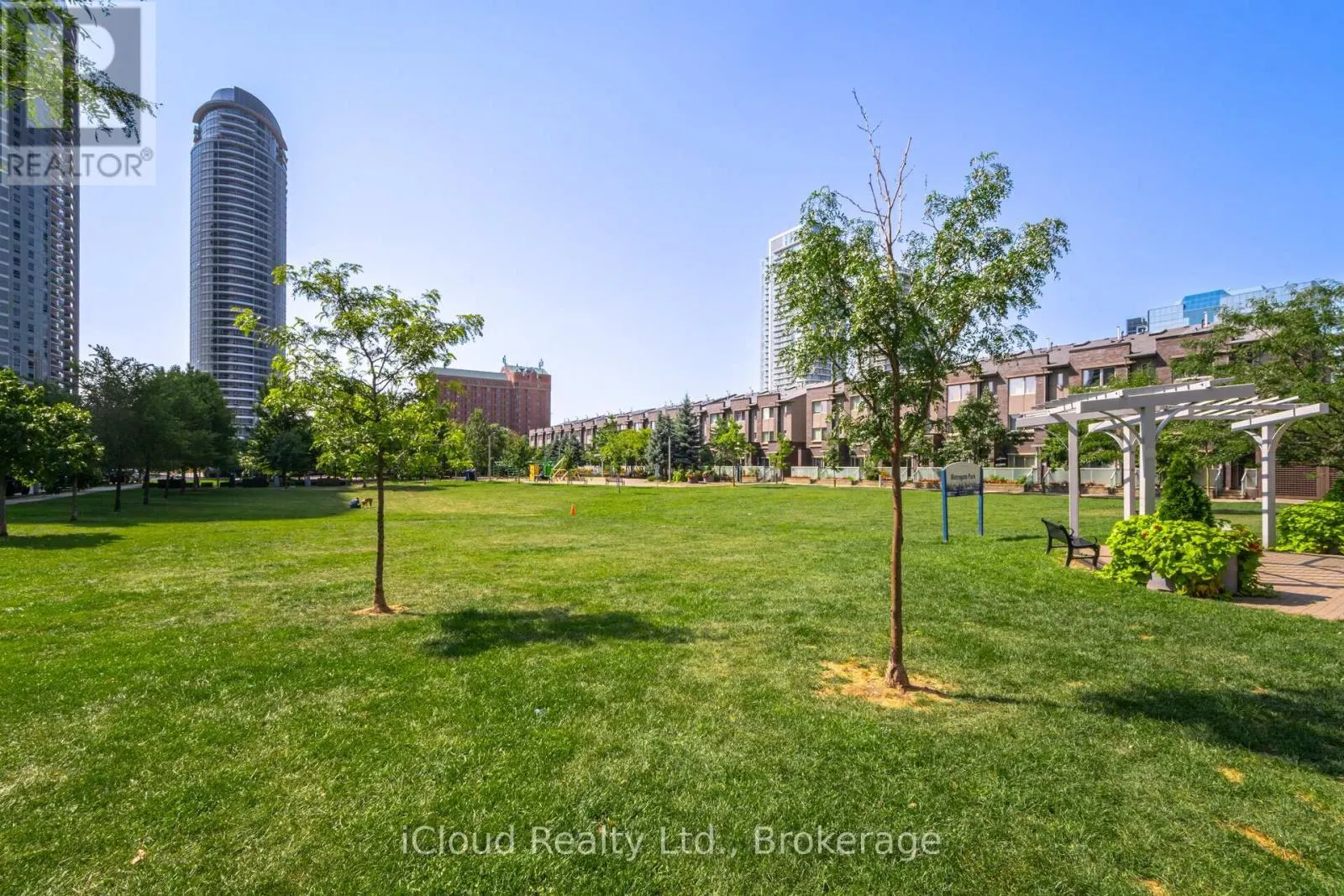 1722 - 275 VILLAGE GREEN SQUARE