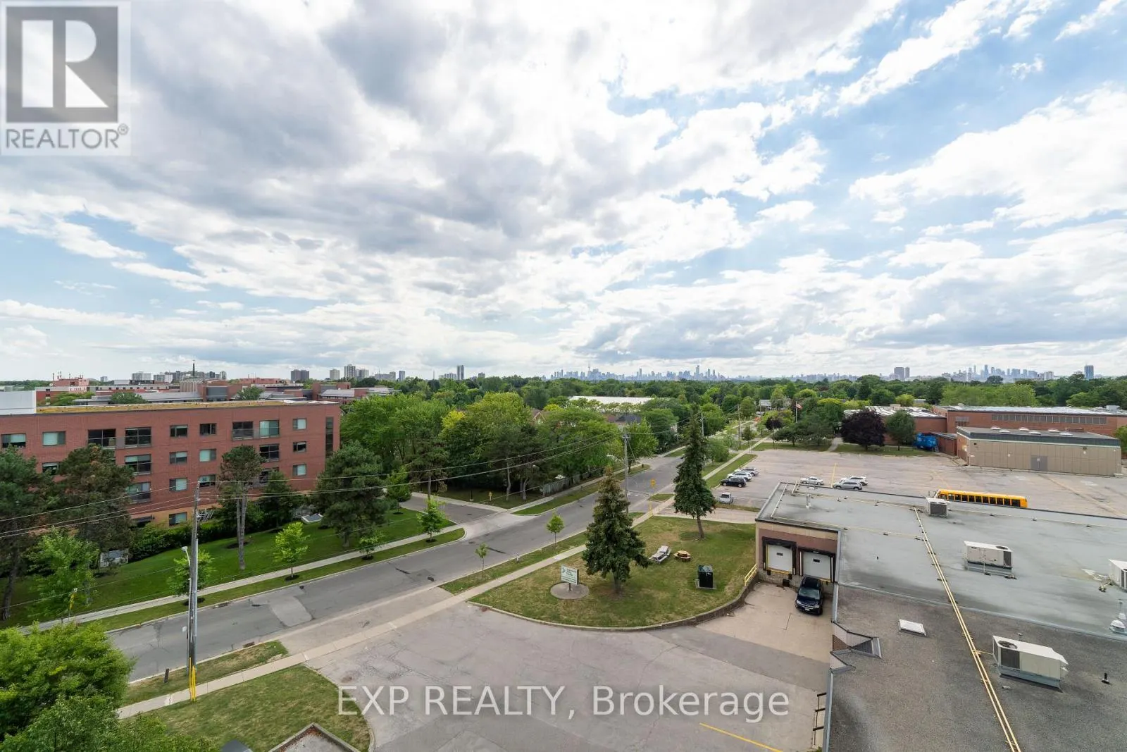 221 - 60 FAIRFAX CRESCENT N