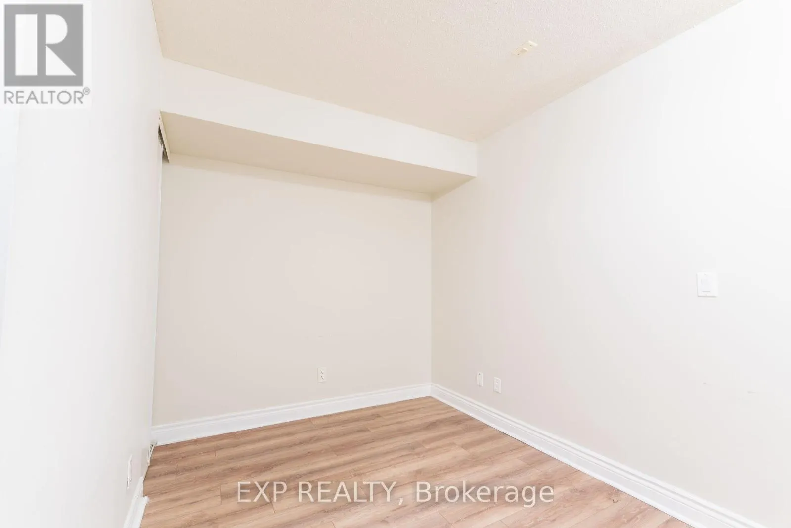 221 - 60 FAIRFAX CRESCENT N