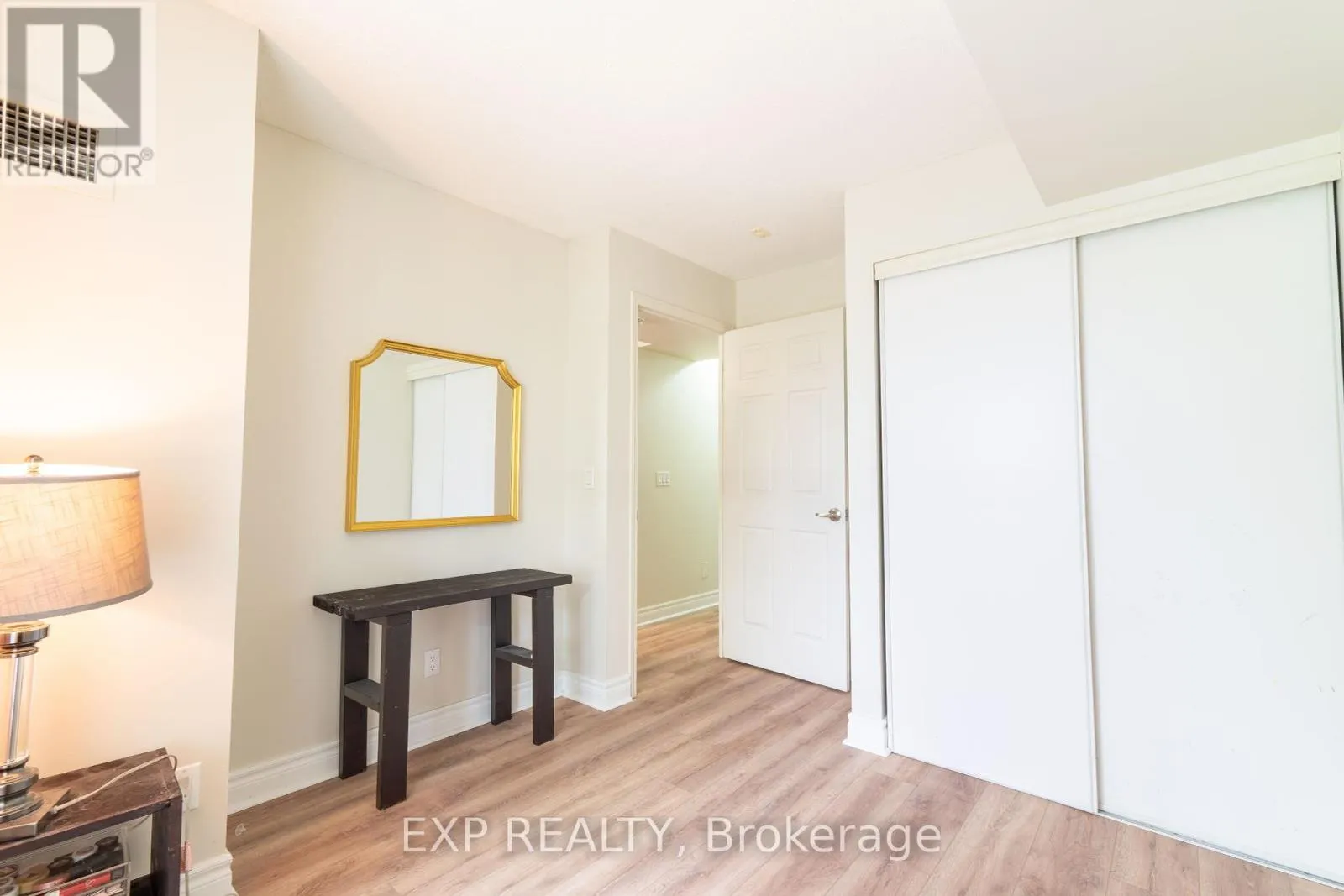 221 - 60 FAIRFAX CRESCENT N