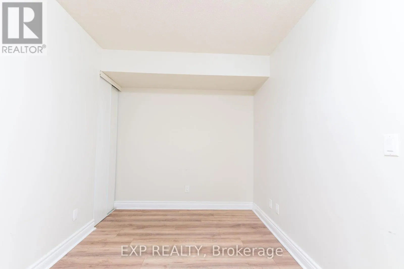 221 - 60 FAIRFAX CRESCENT N