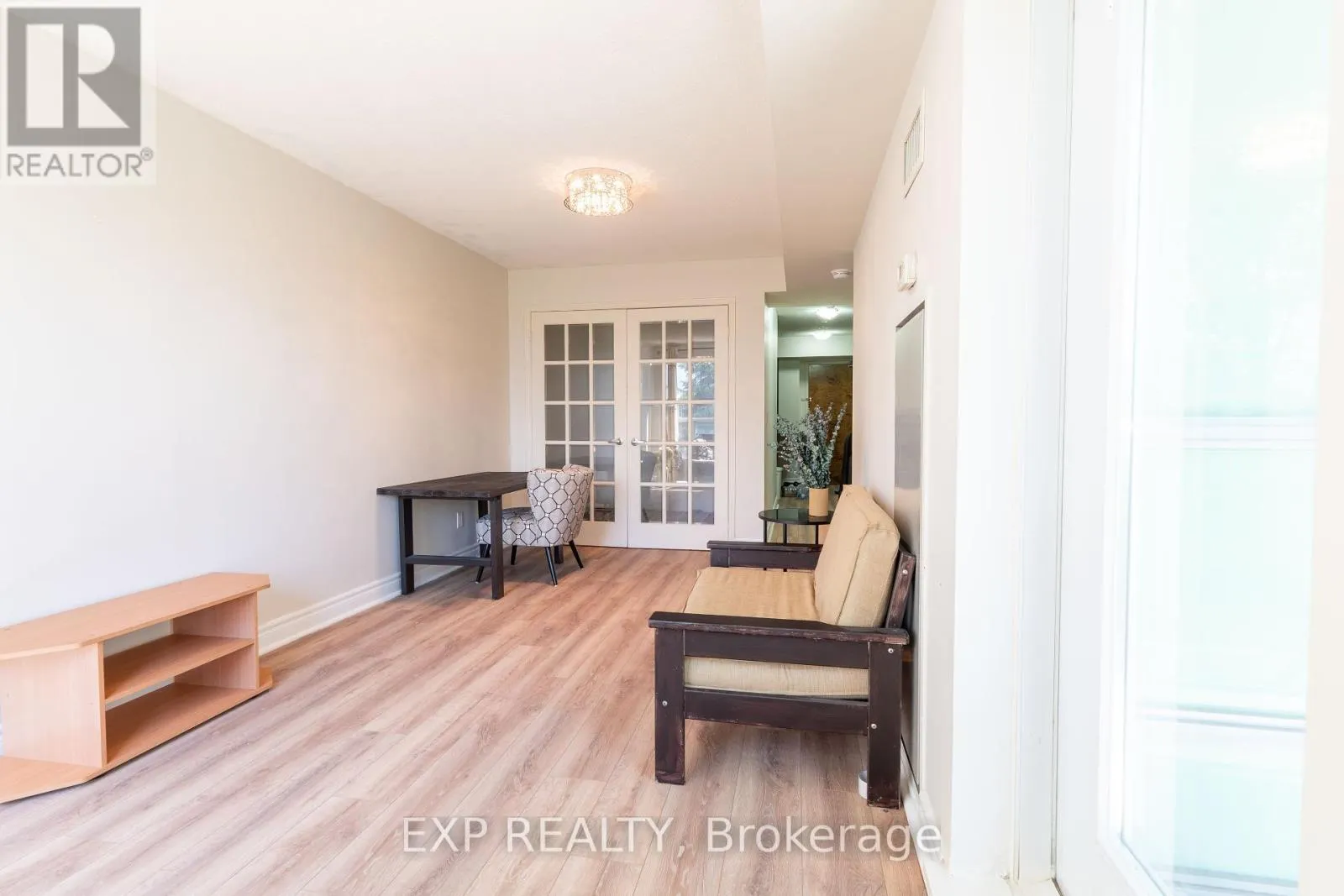 221 - 60 FAIRFAX CRESCENT N