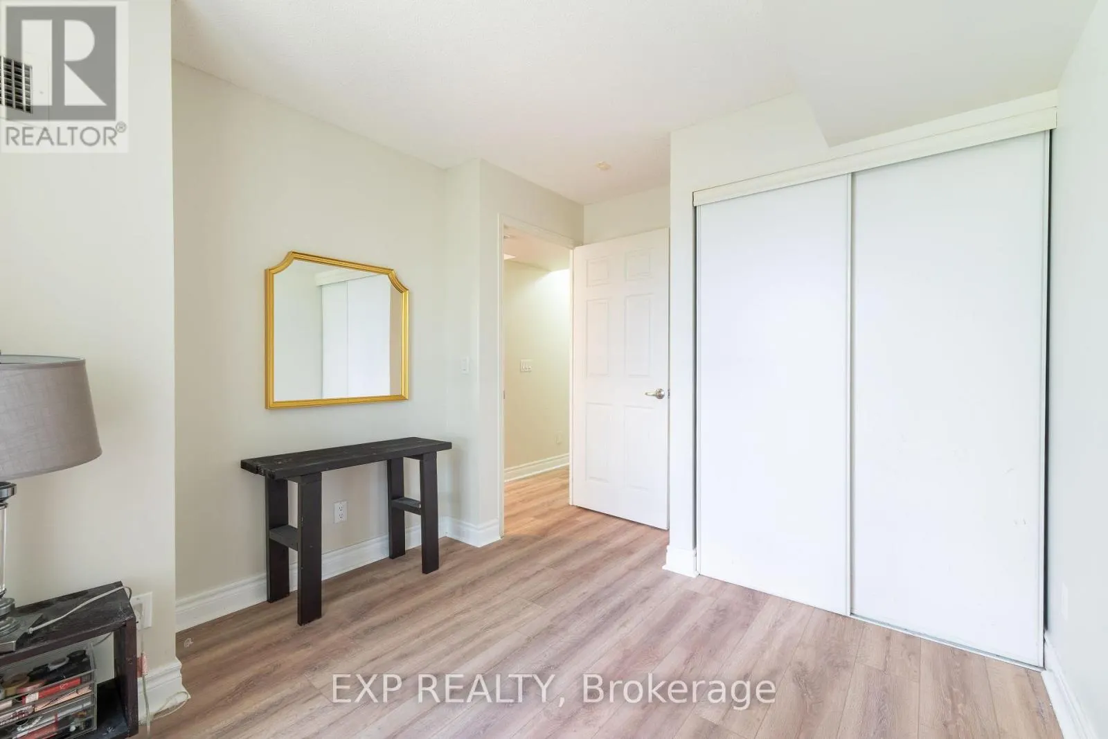 221 - 60 FAIRFAX CRESCENT N