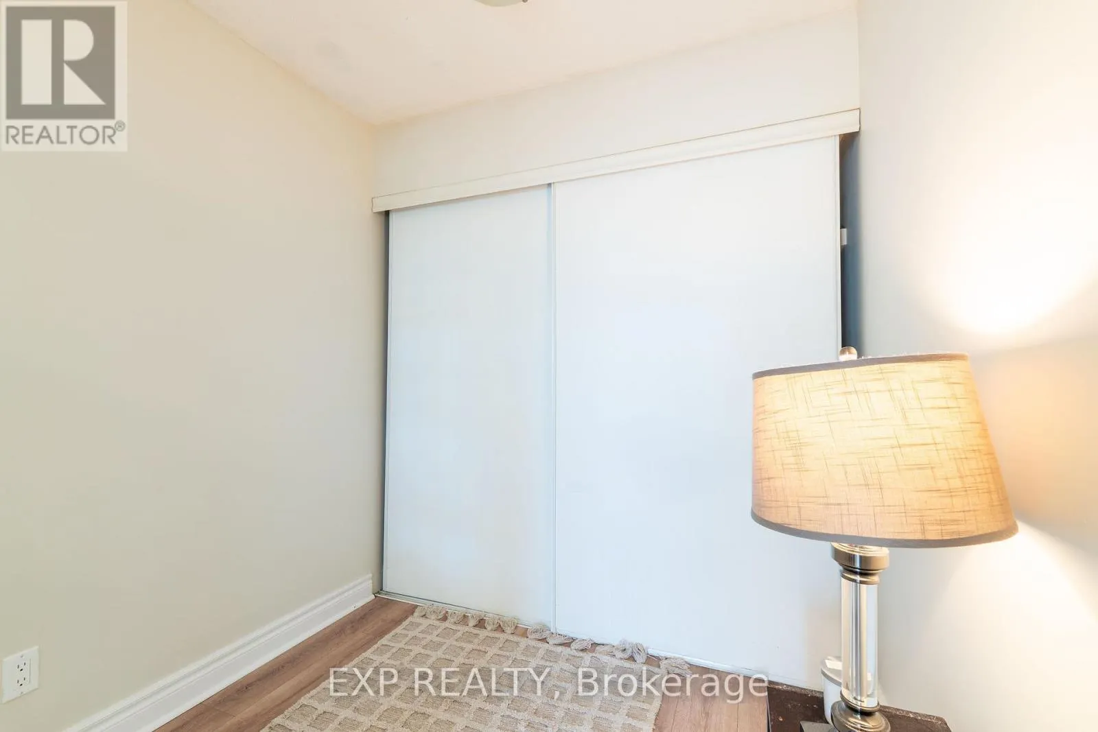 221 - 60 FAIRFAX CRESCENT N