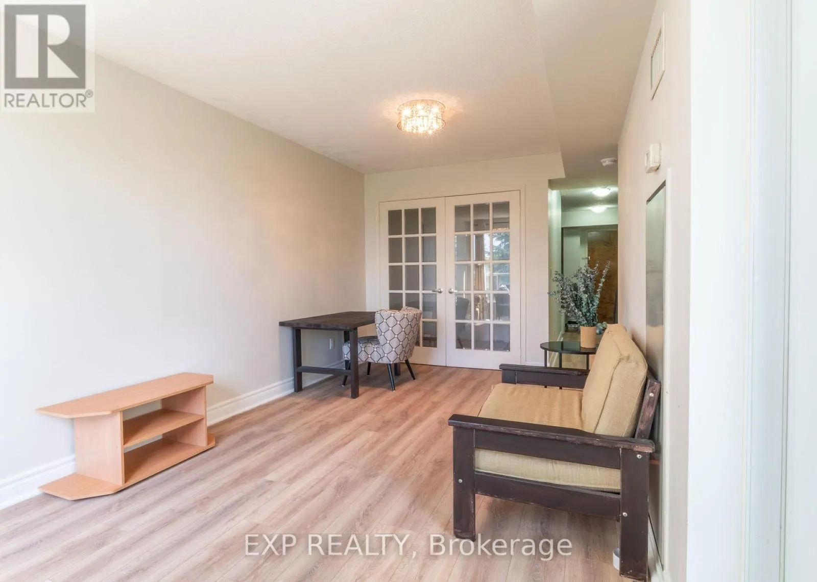 221 - 60 FAIRFAX CRESCENT N