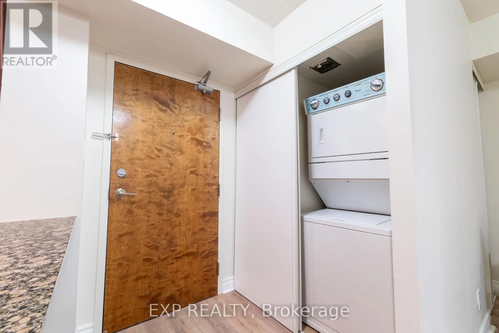 221 - 60 FAIRFAX CRESCENT N