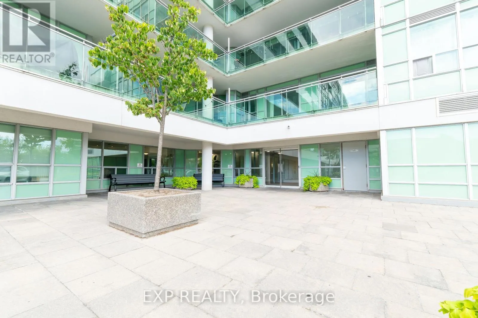 221 - 60 FAIRFAX CRESCENT N