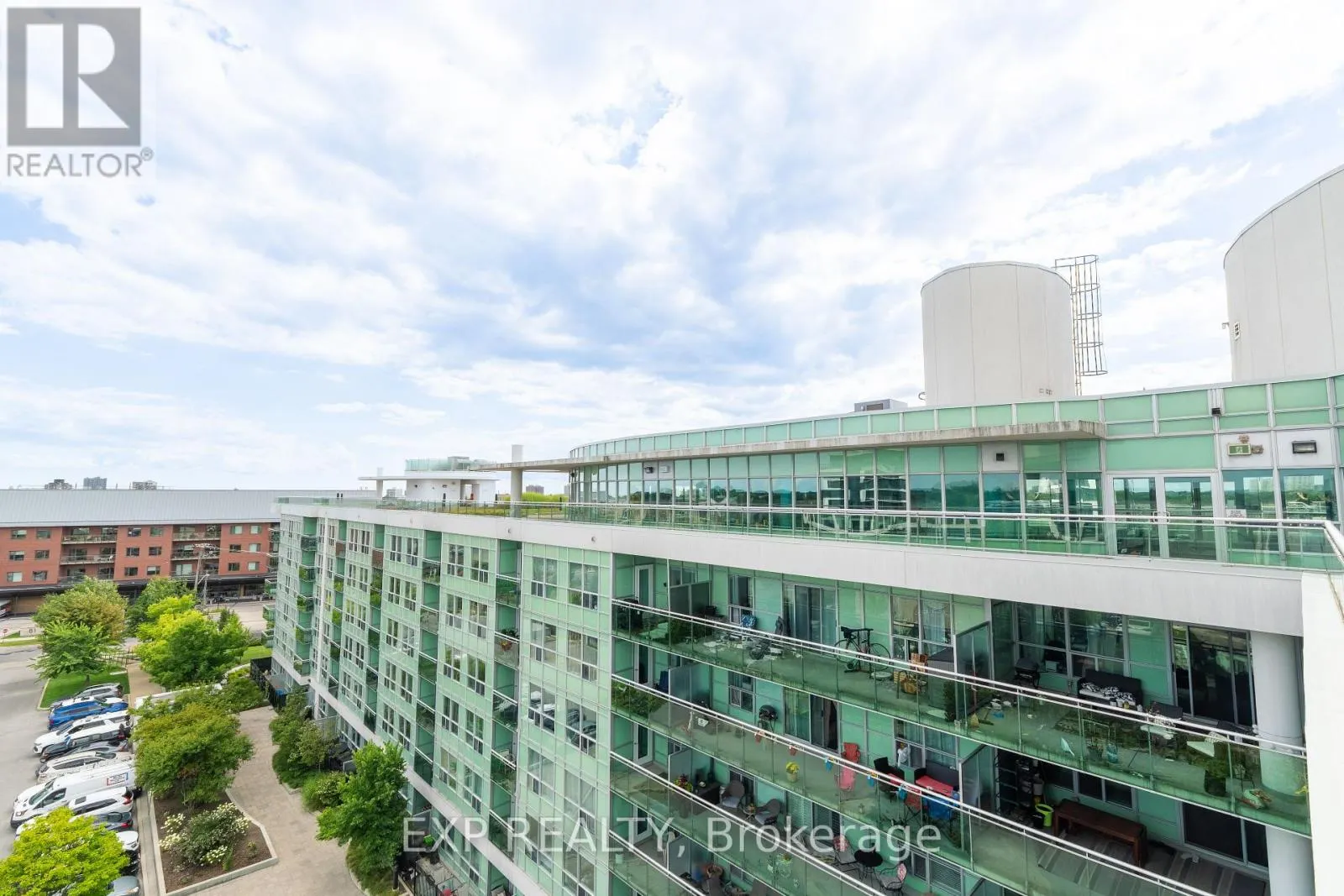221 - 60 FAIRFAX CRESCENT N