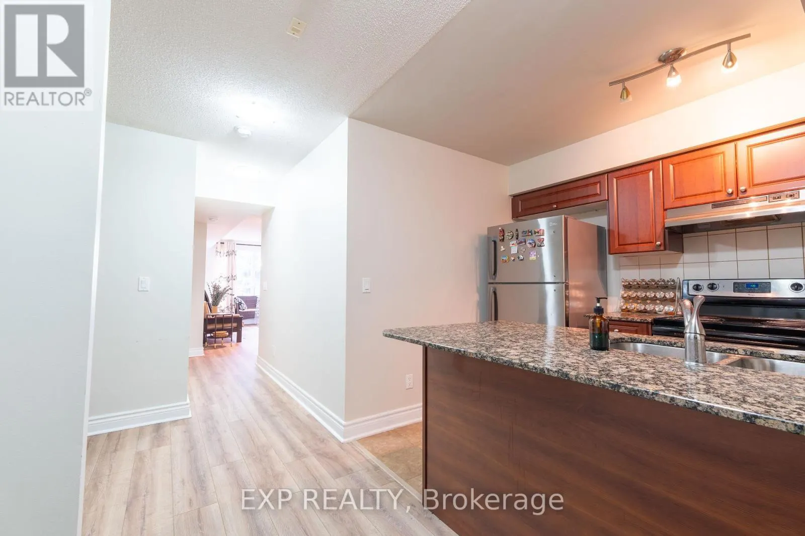 221 - 60 FAIRFAX CRESCENT N