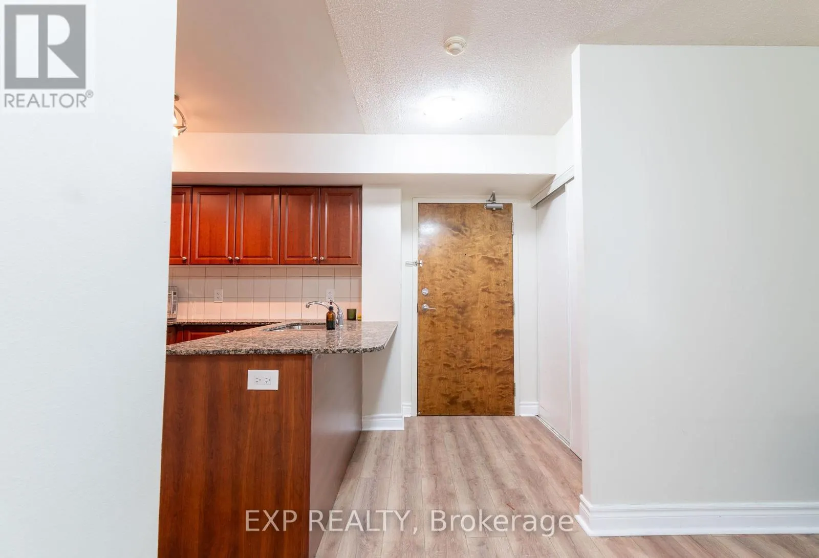 221 - 60 FAIRFAX CRESCENT N