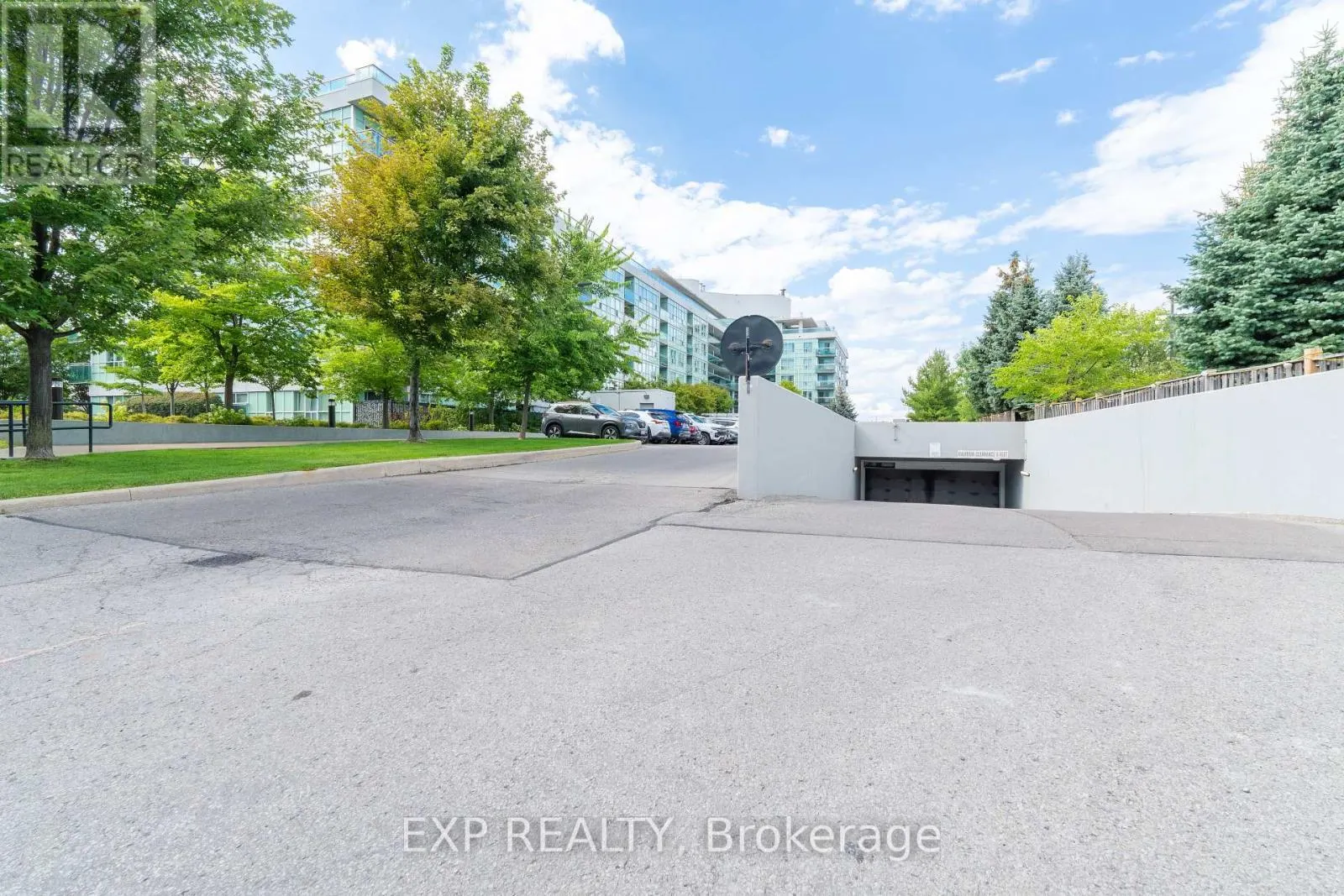 221 - 60 FAIRFAX CRESCENT N
