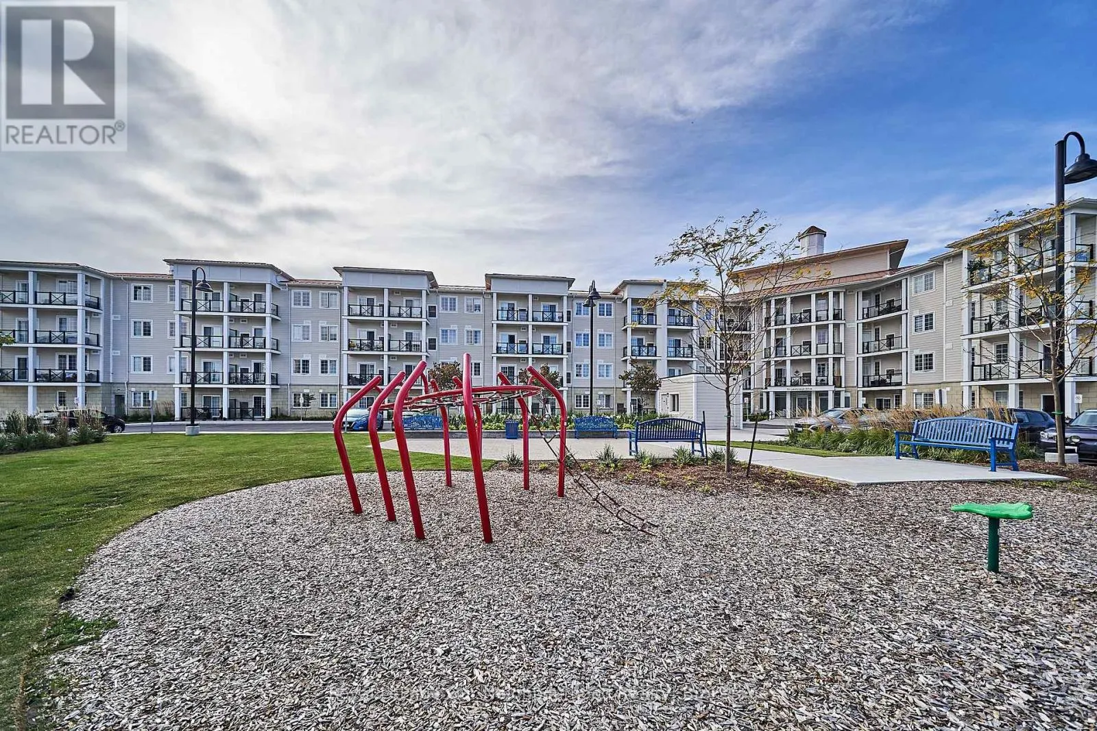 218 - 50 LAKEBREEZE DRIVE, #218