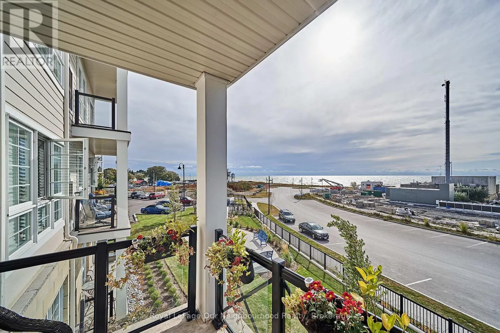 218 - 50 LAKEBREEZE DRIVE, #218