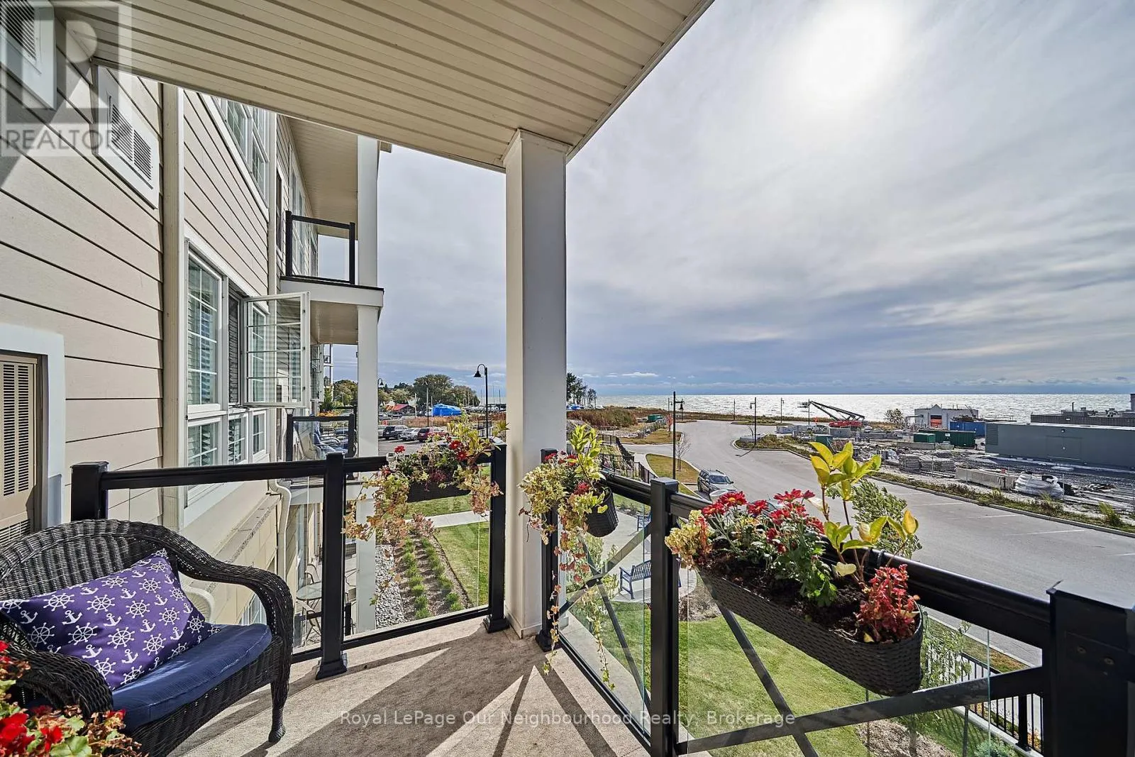 218 - 50 LAKEBREEZE DRIVE, #218