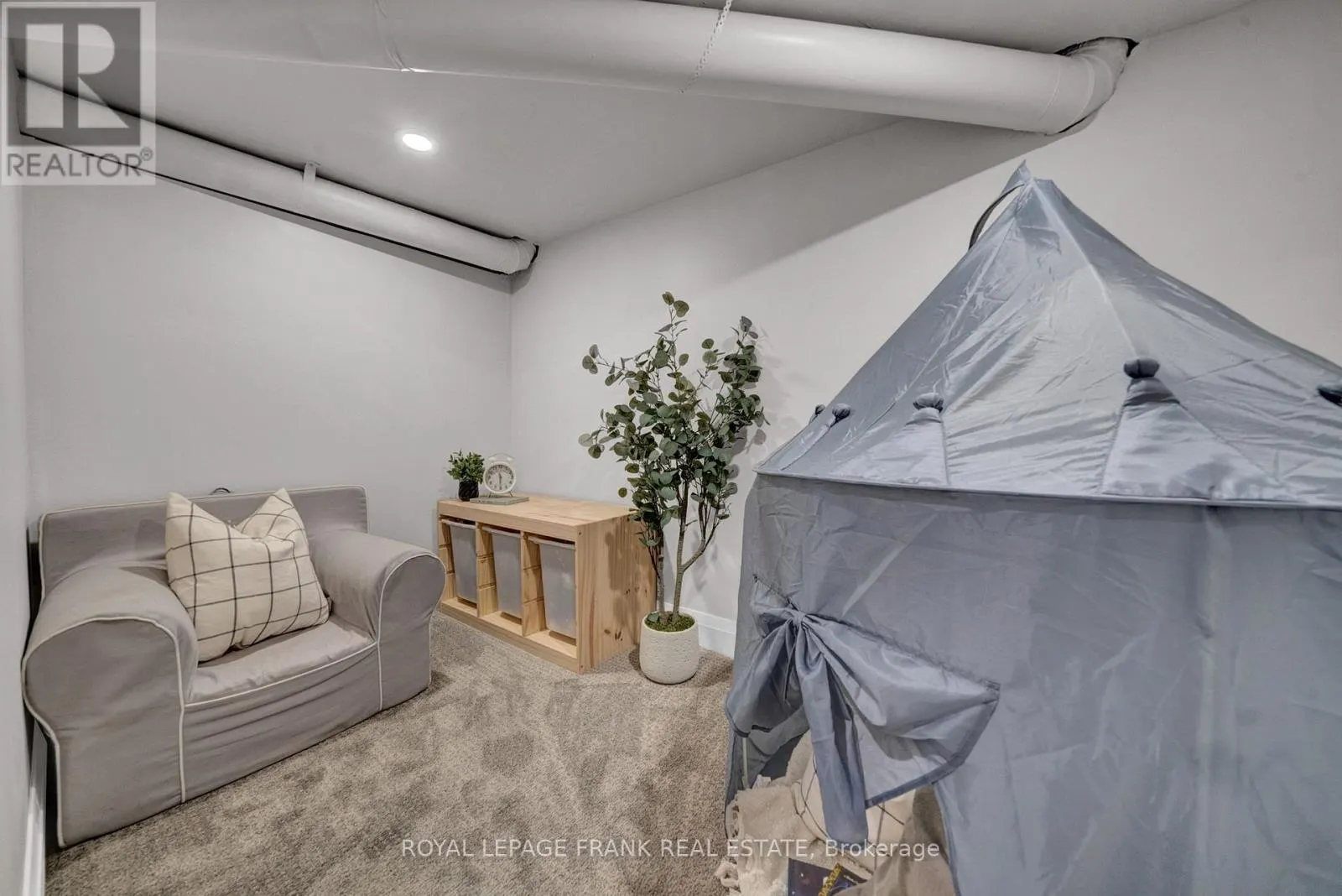 11 GORDON COWLING STREET
