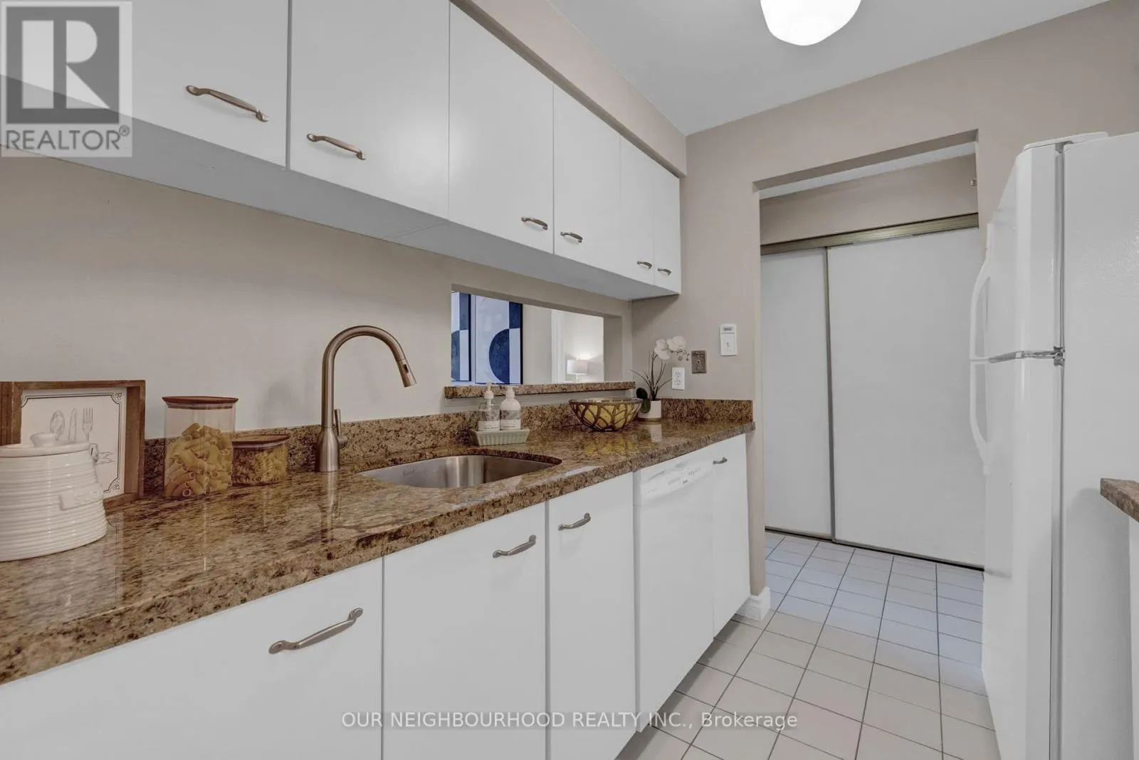 210 - 191 LAKE DRIVEWAY DRIVE W, #210