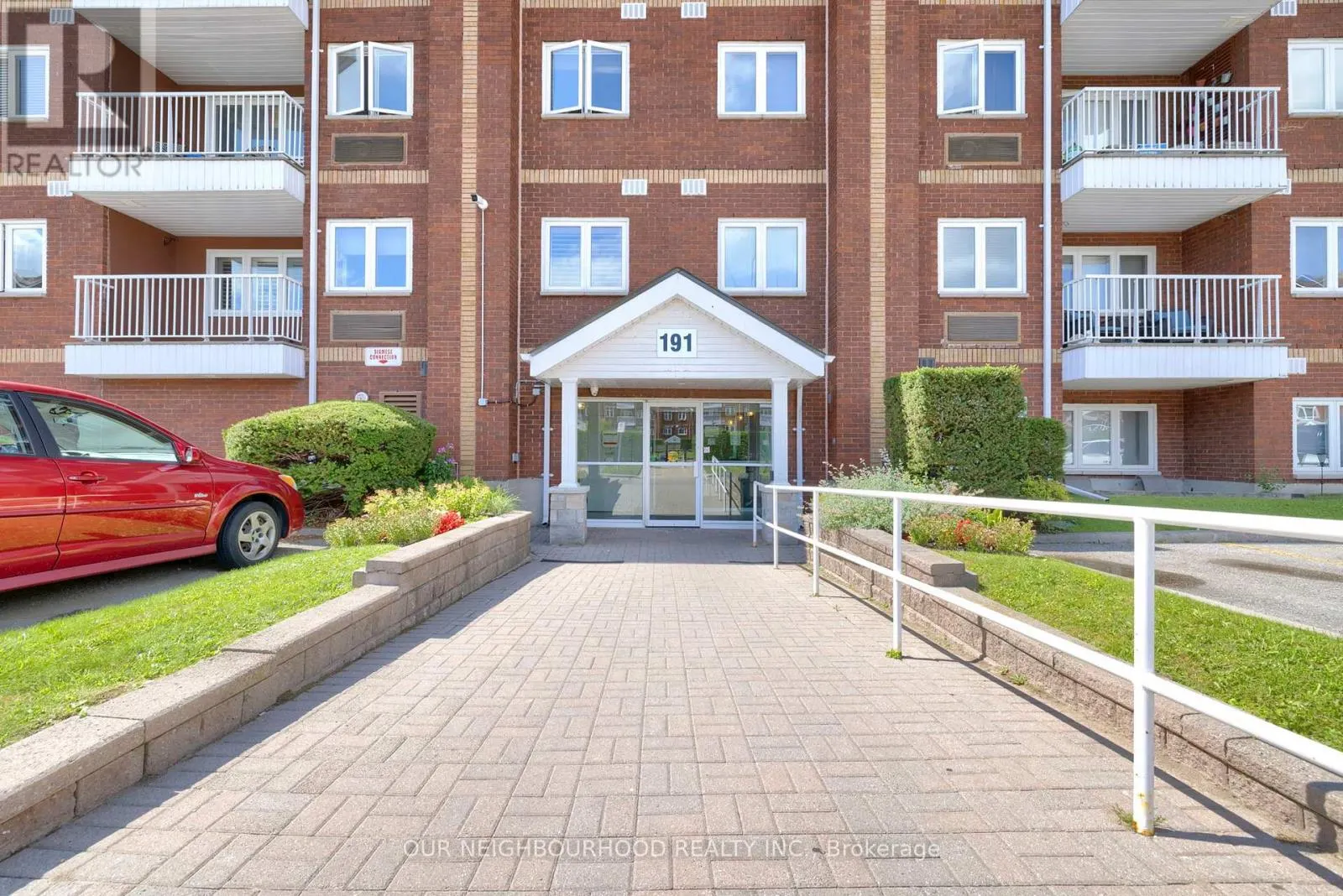 210 - 191 LAKE DRIVEWAY DRIVE W, #210
