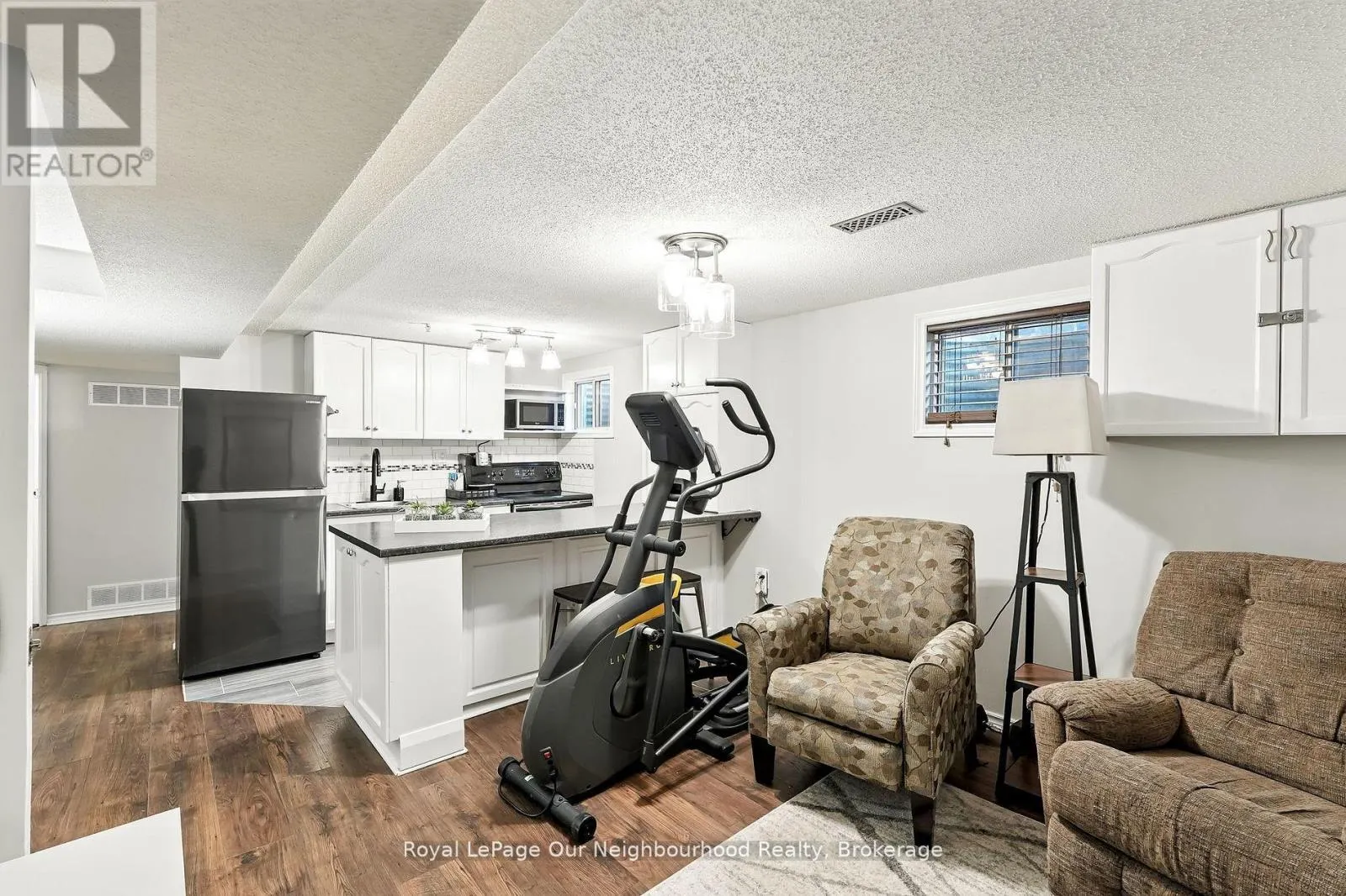 1156 VALLEY COURT
