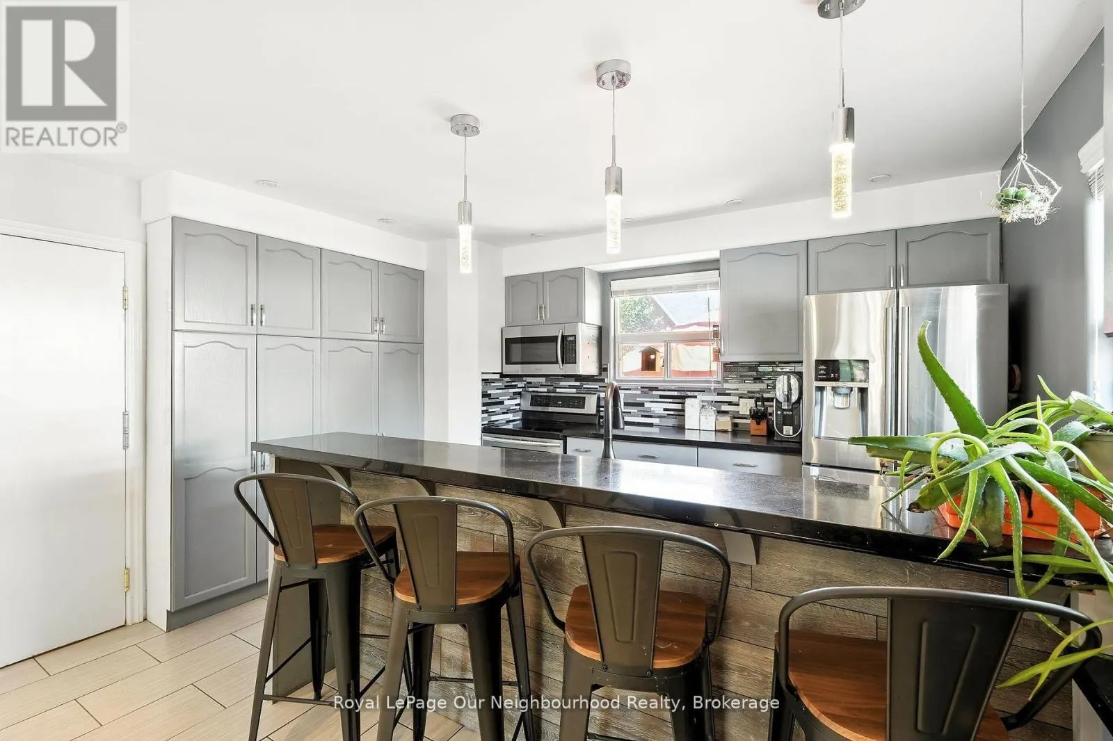 1156 VALLEY COURT