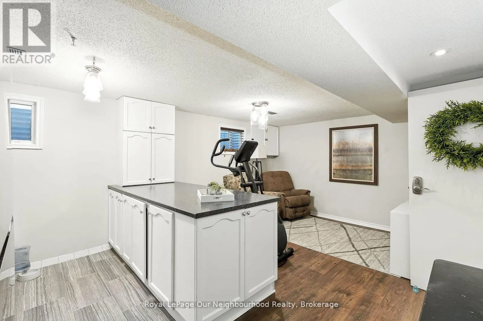 1156 VALLEY COURT