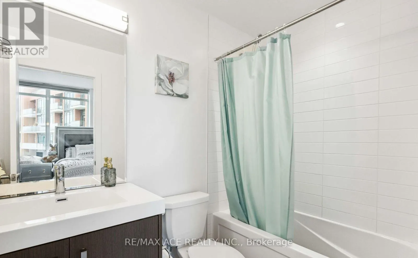 204 - 1010 DUNDAS STREET E