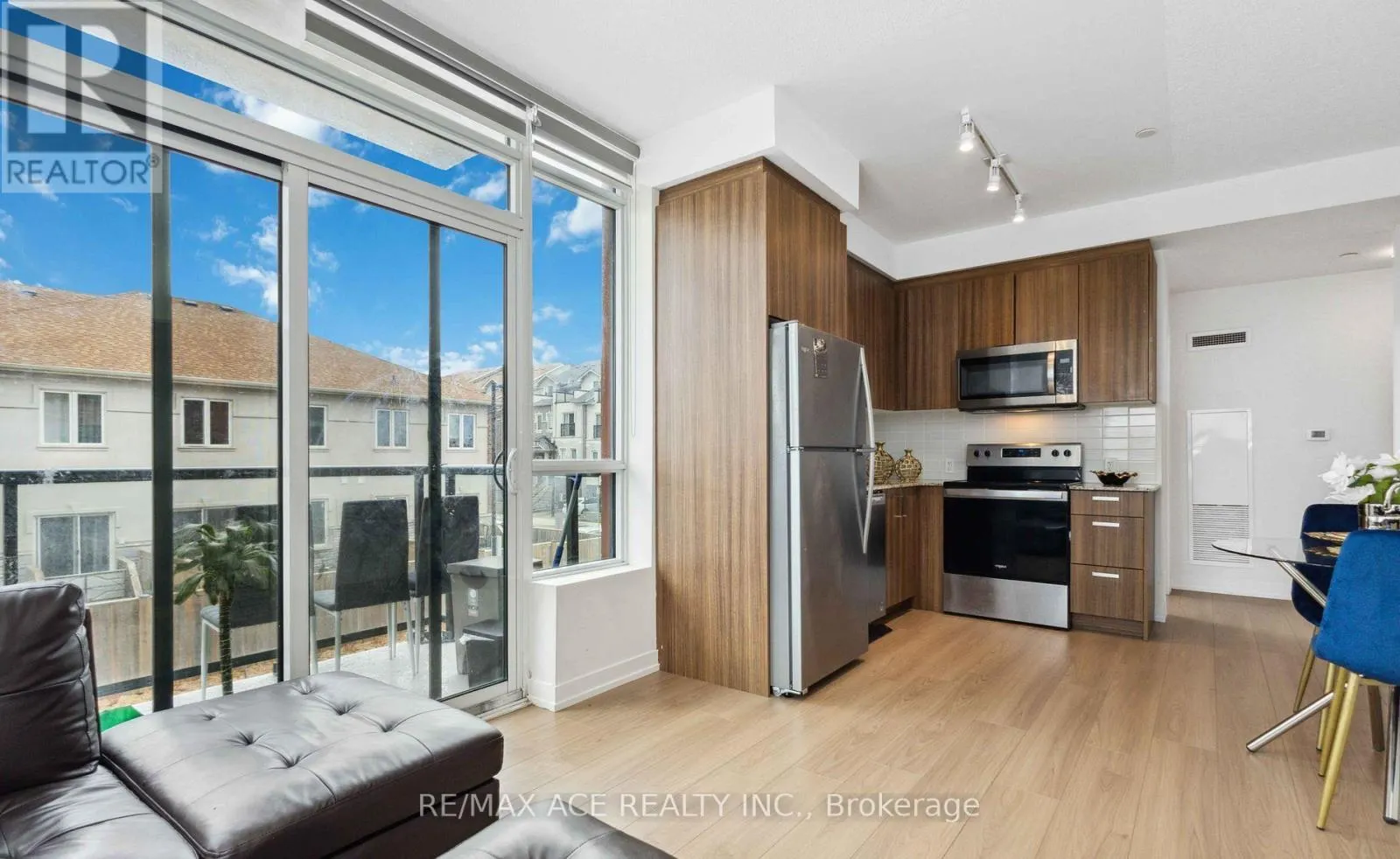 204 - 1010 DUNDAS STREET E