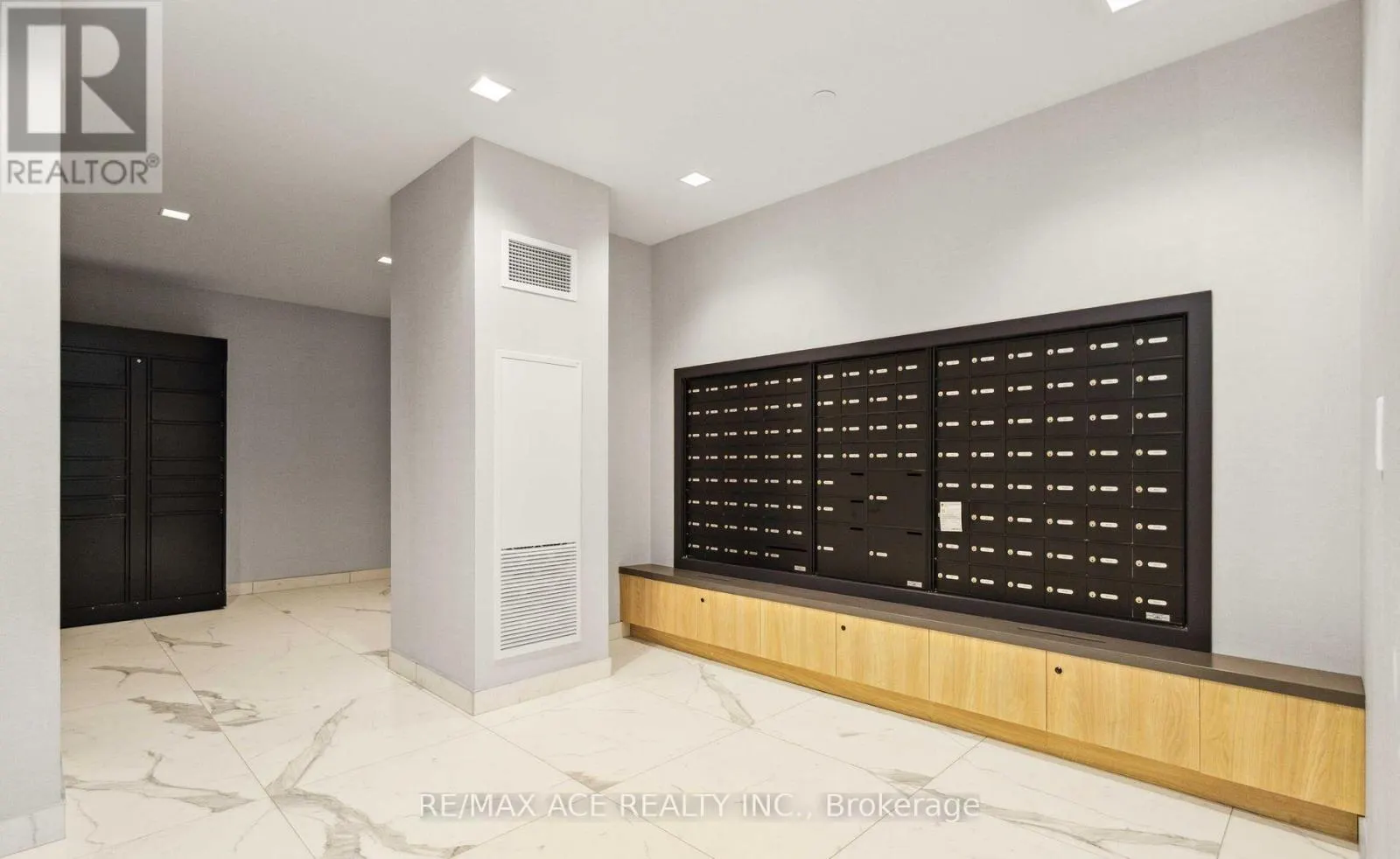 204 - 1010 DUNDAS STREET E