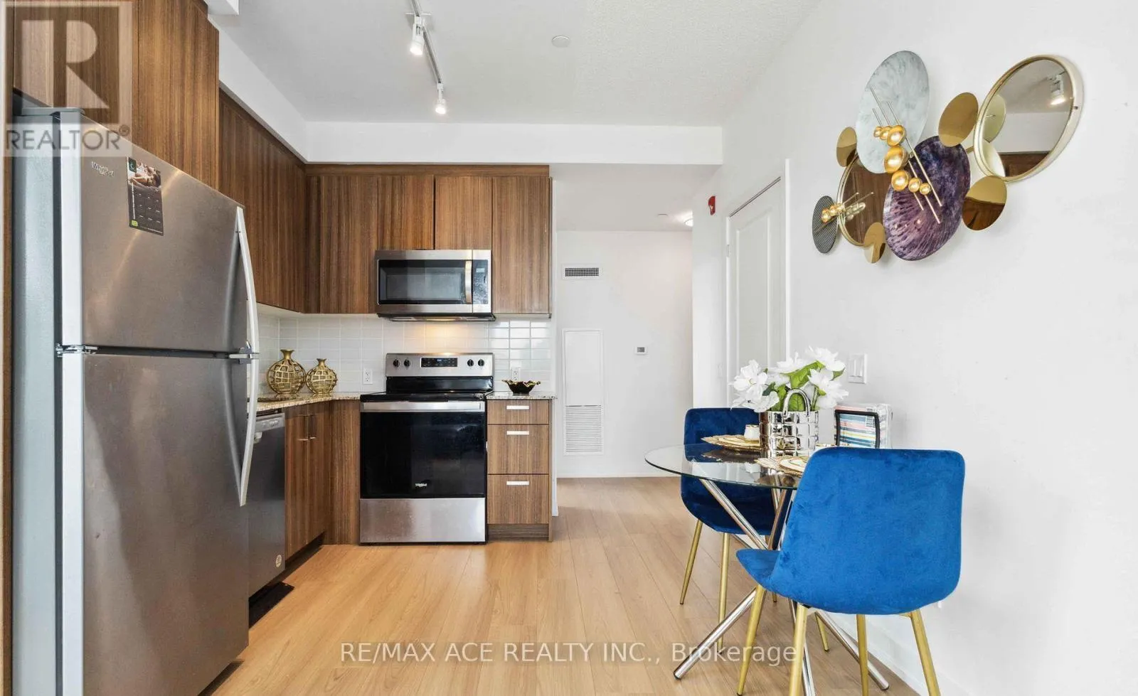 204 - 1010 DUNDAS STREET E