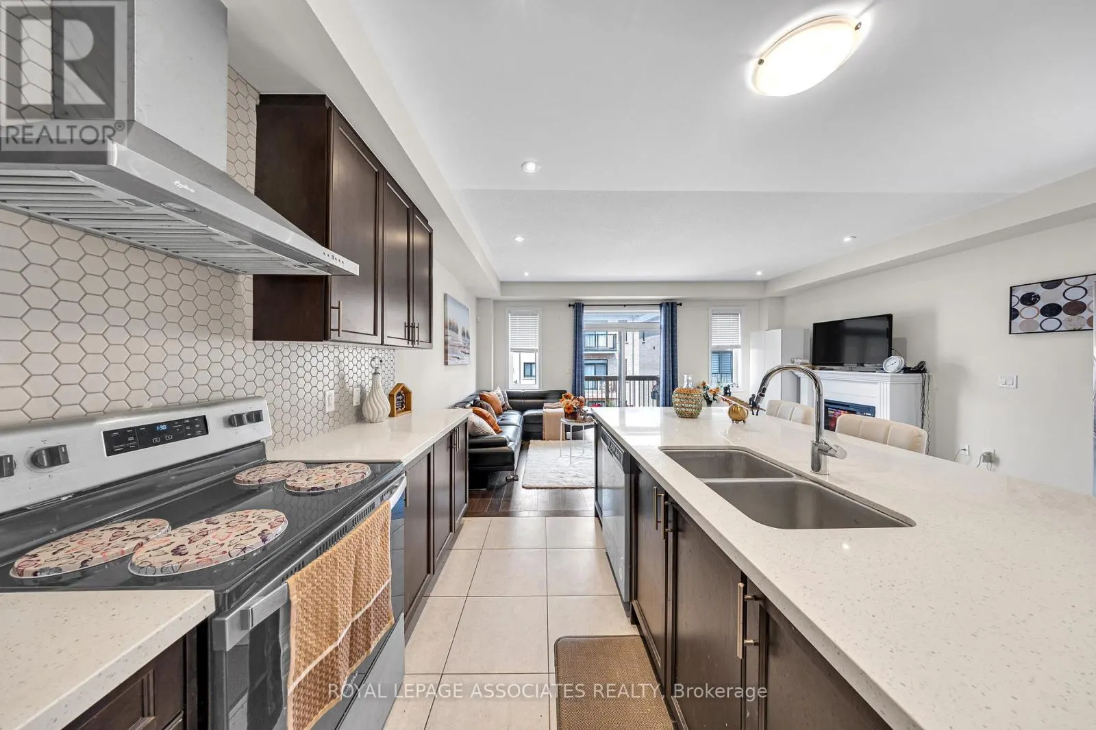 44 ELKINGTON CRESCENT