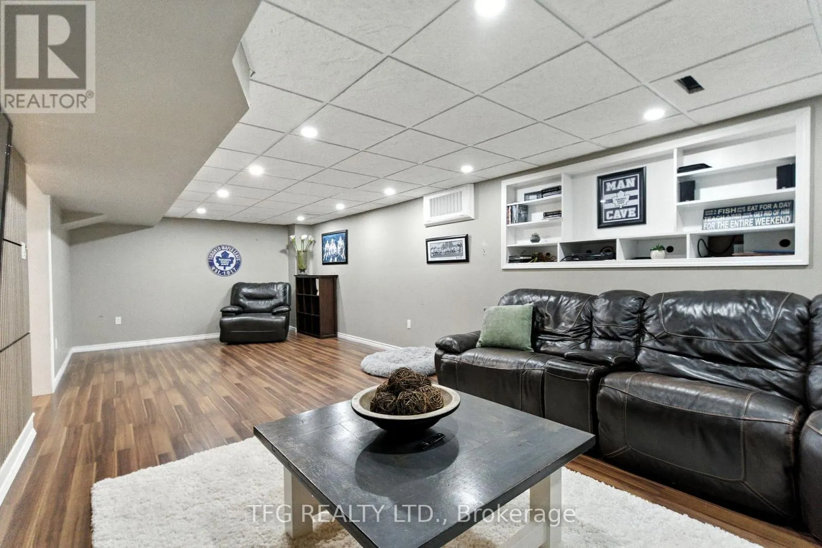1588 SPENCELY DRIVE