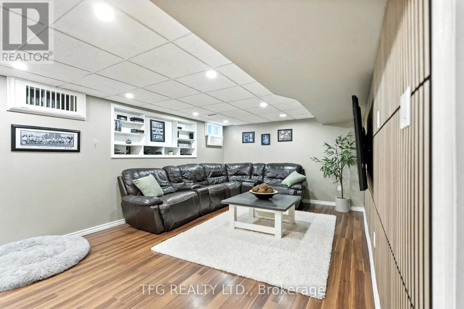 1588 SPENCELY DRIVE