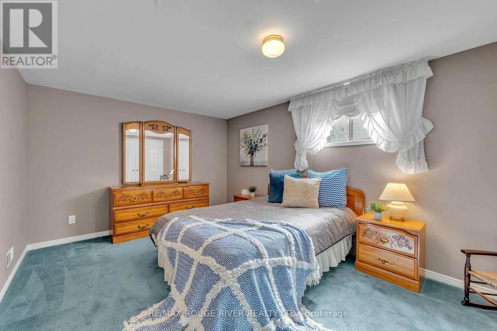 686 PERRY CRESCENT