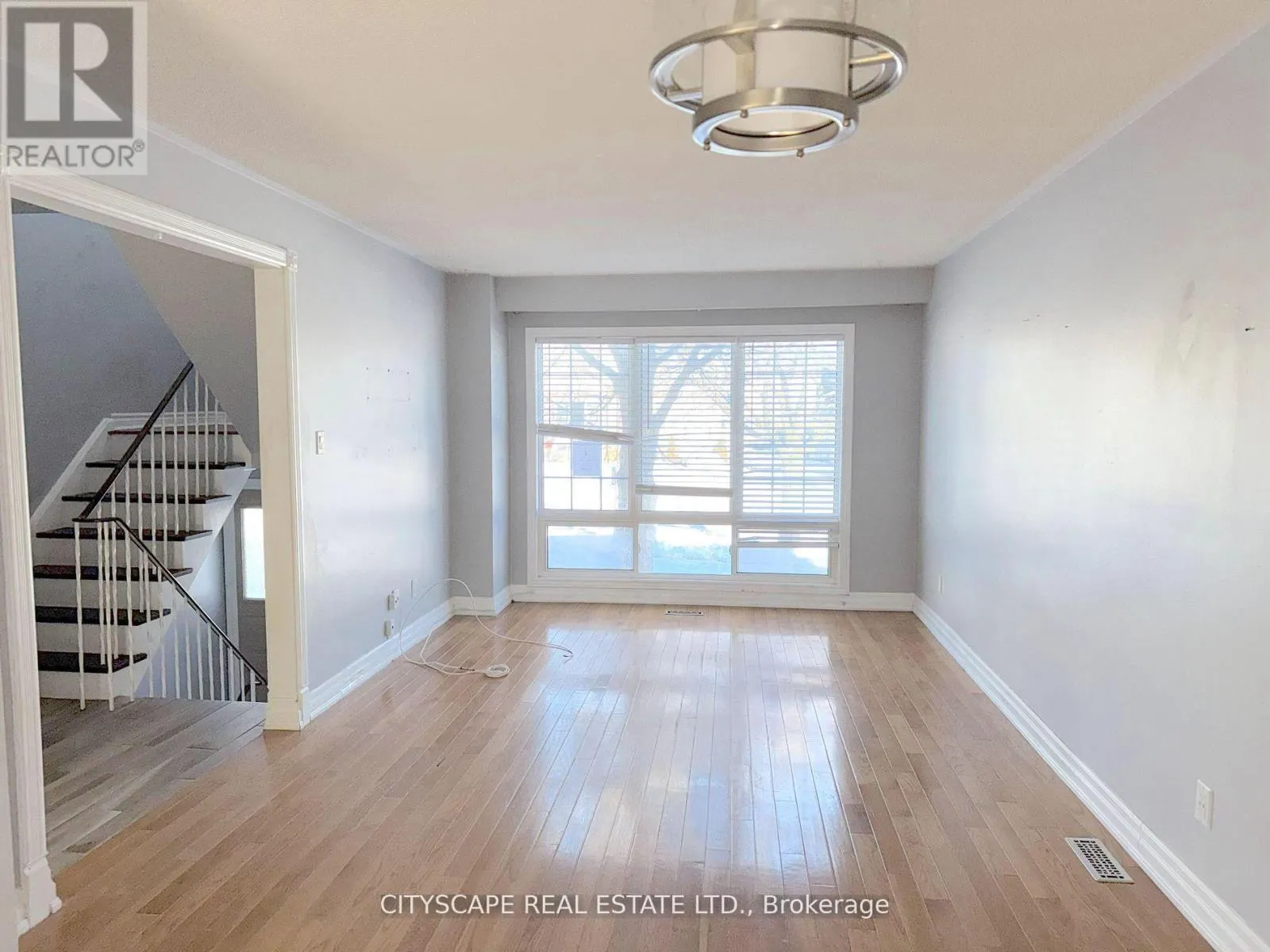 350 VANCOUVER CRESCENT