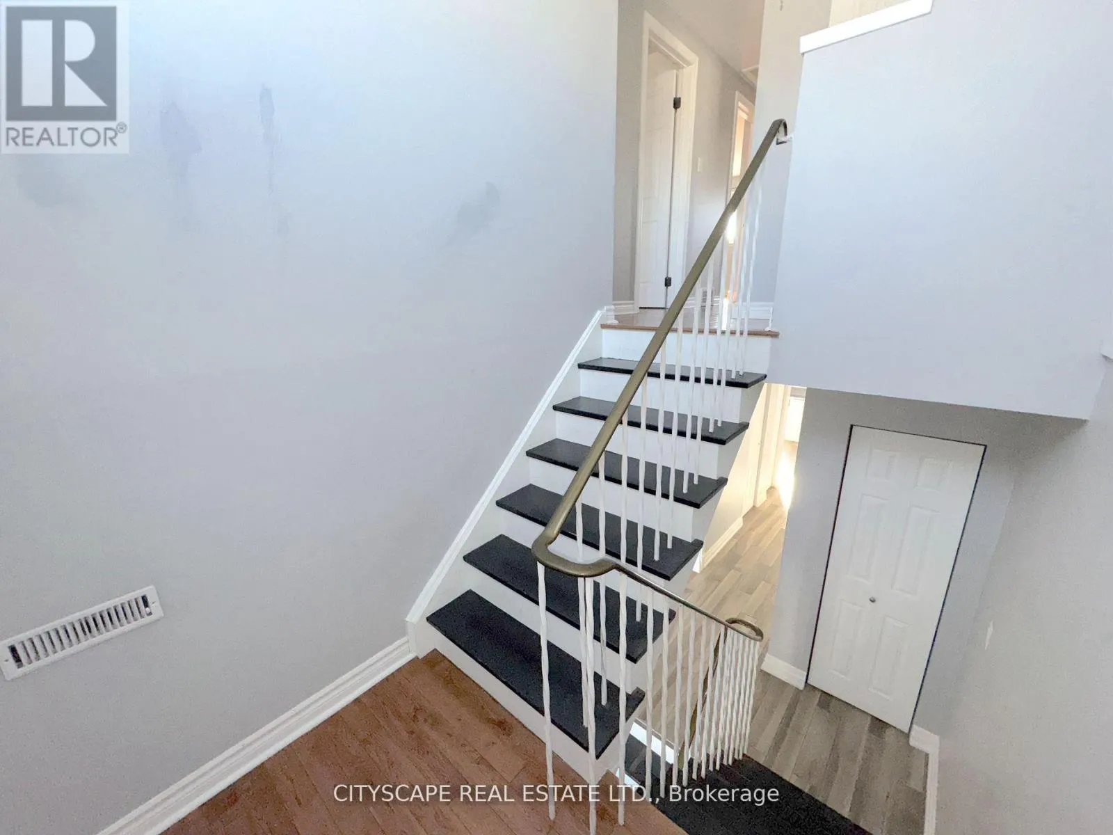 350 VANCOUVER CRESCENT