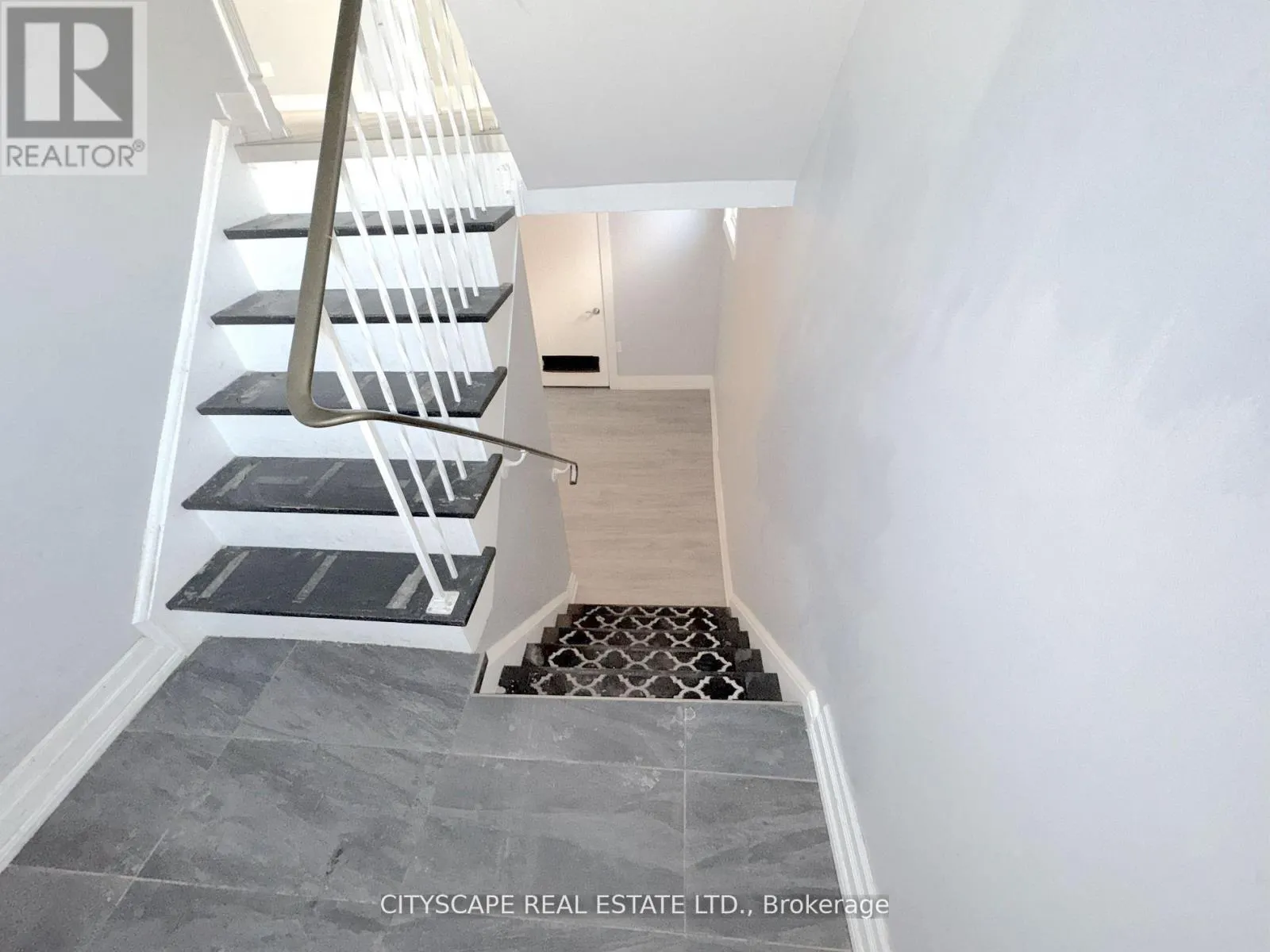 350 VANCOUVER CRESCENT