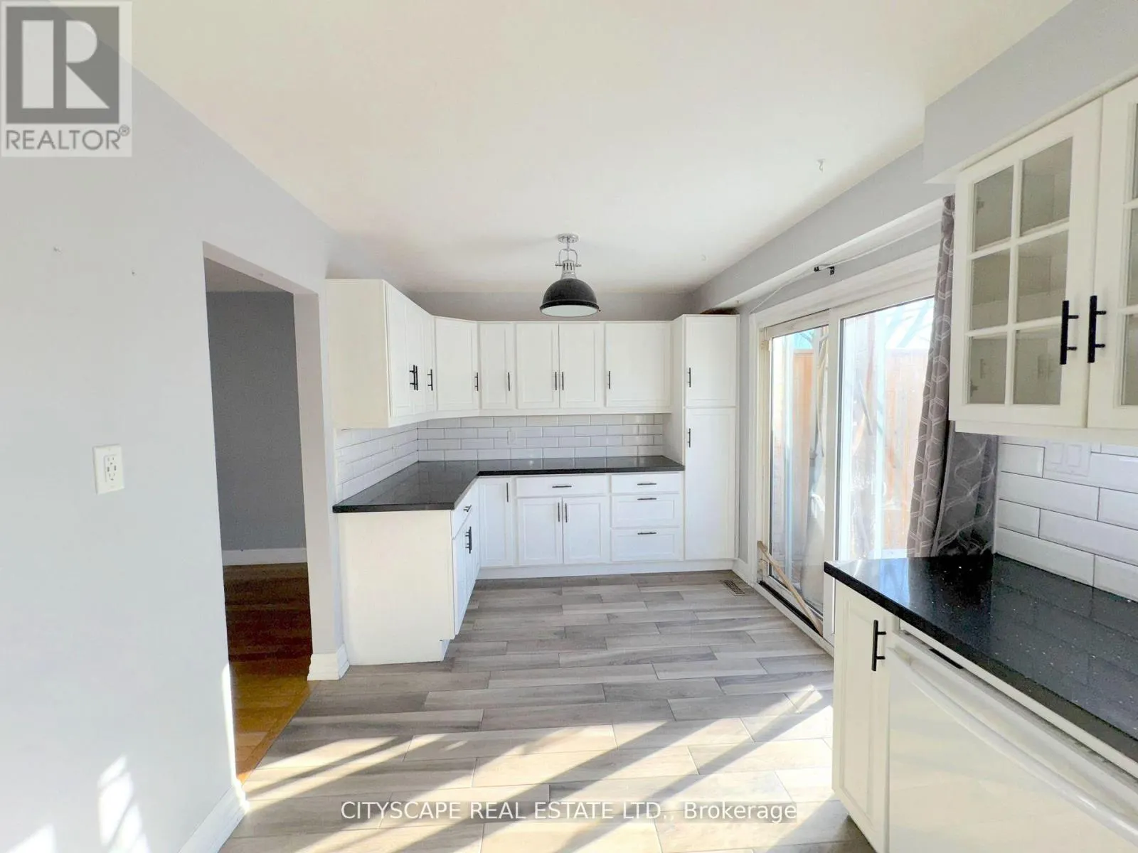 350 VANCOUVER CRESCENT