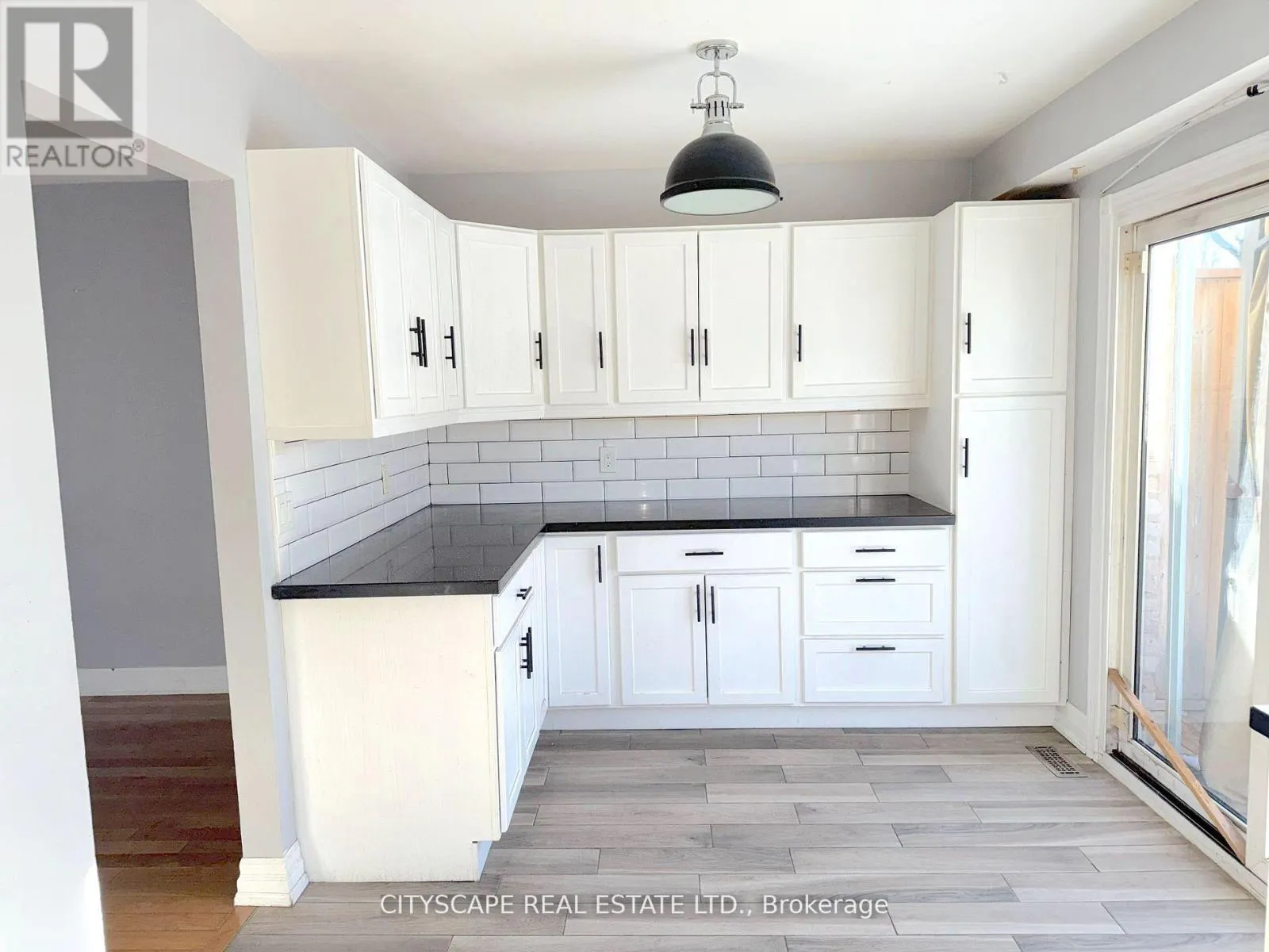 350 VANCOUVER CRESCENT