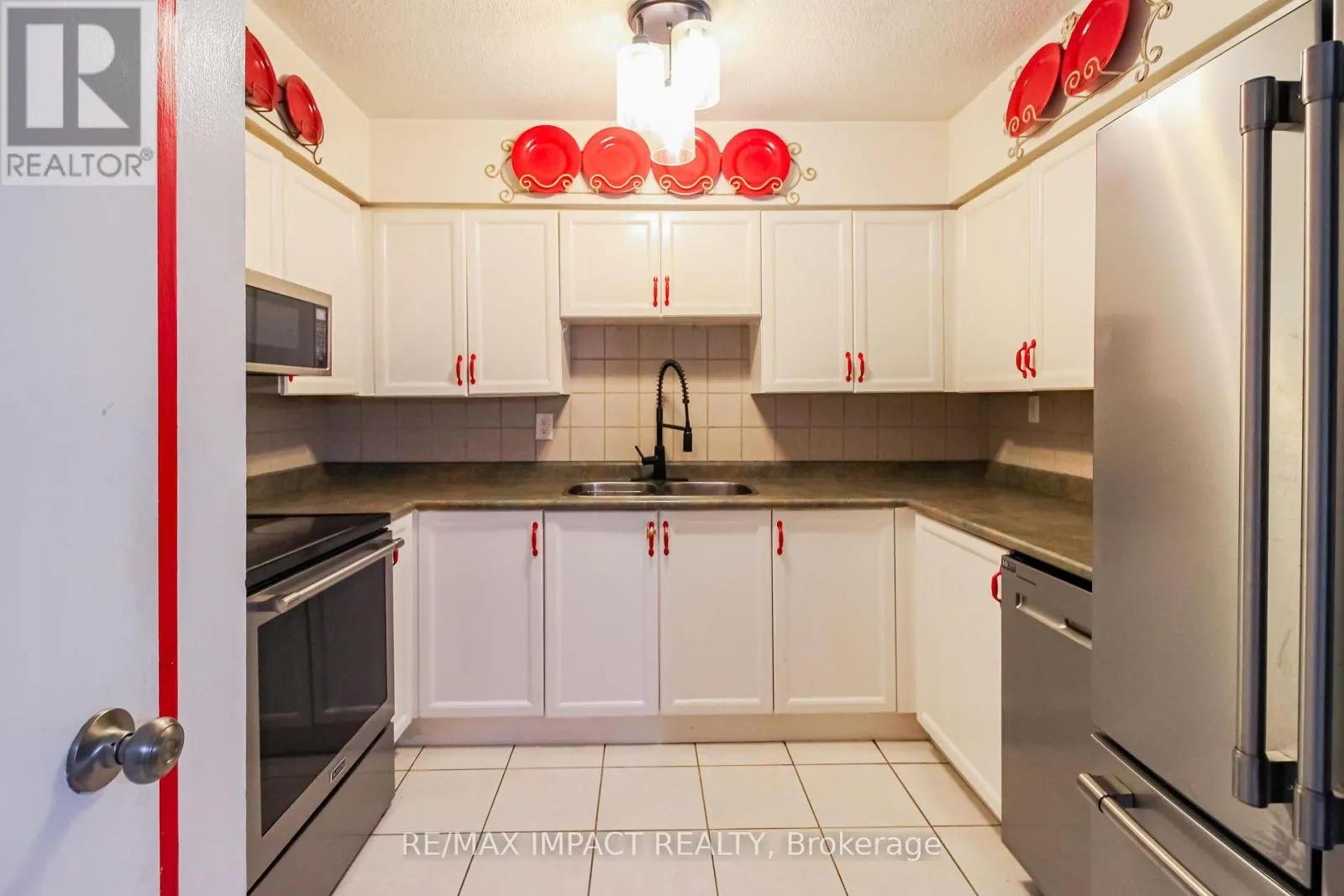 112 - 454 CENTRE STREET S, #112