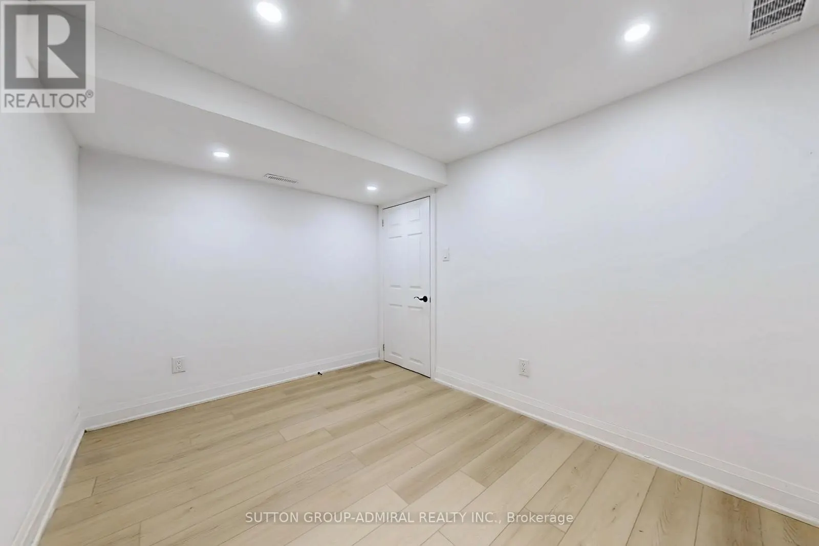 696 JASMINE CRESCENT