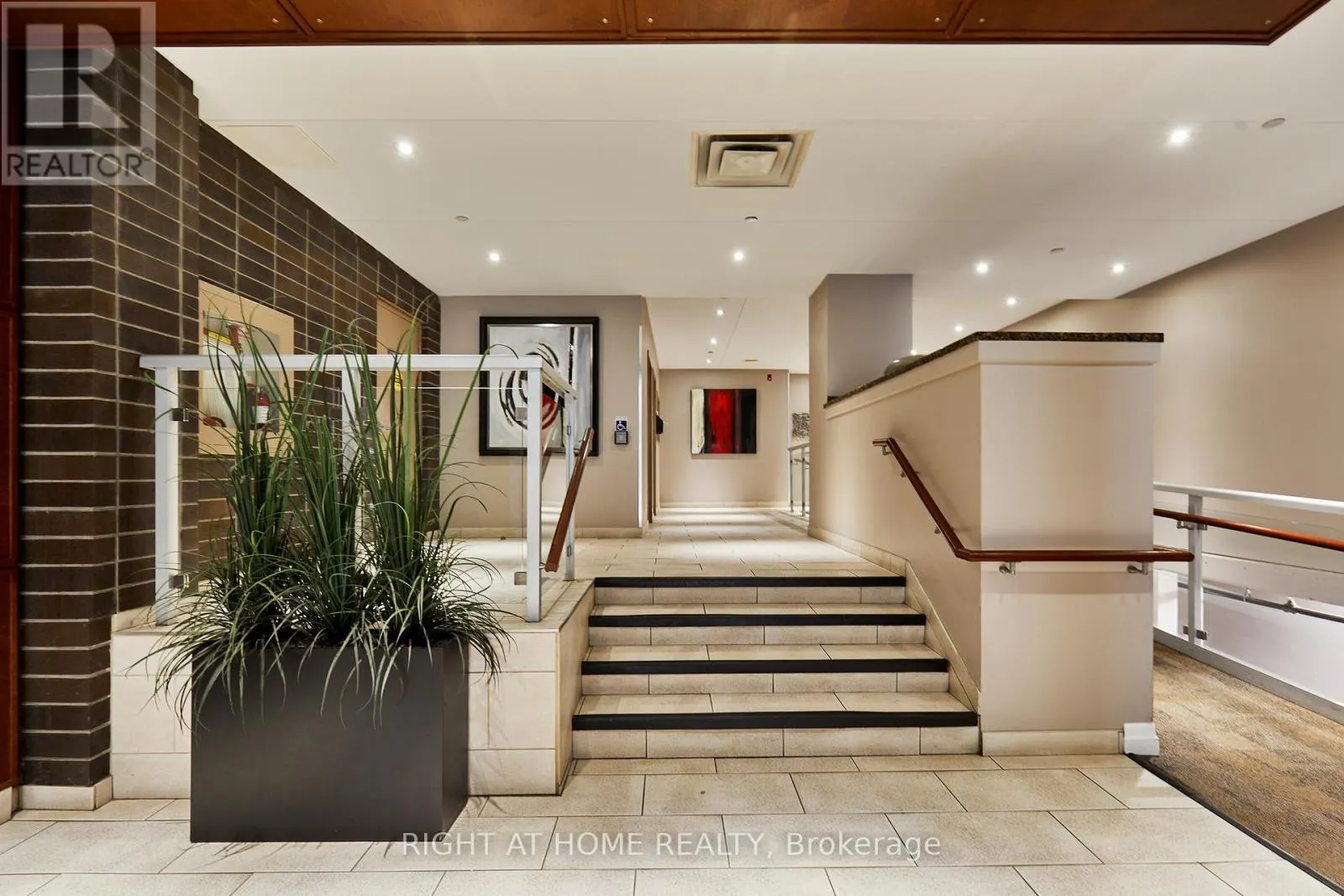 804 - 44 BOND STREET W