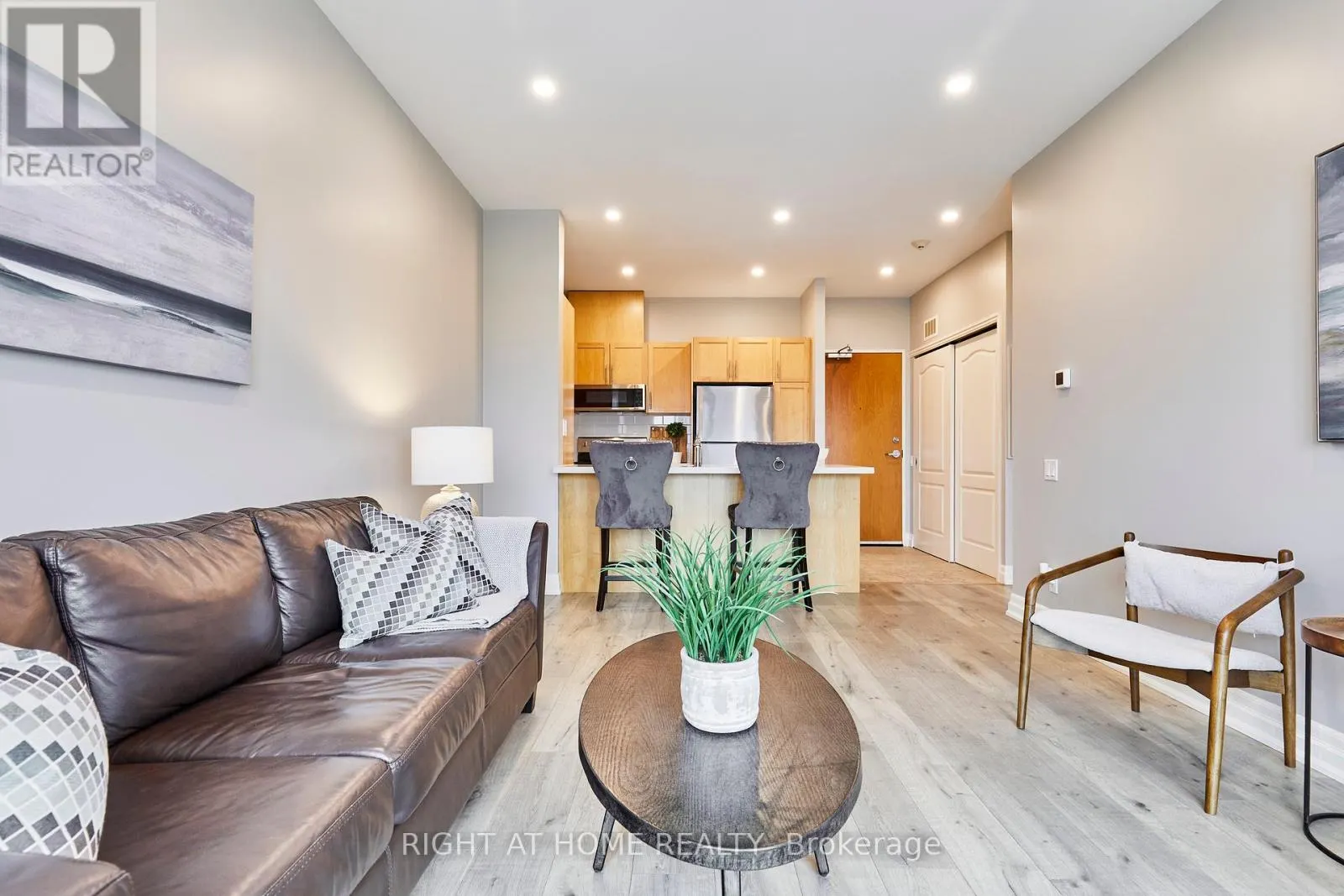 804 - 44 BOND STREET W
