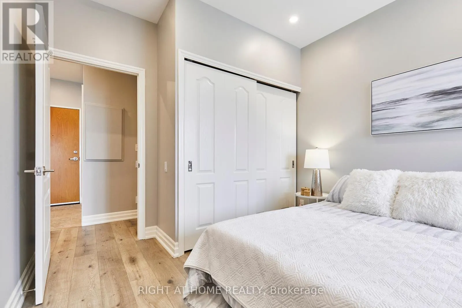 804 - 44 BOND STREET W