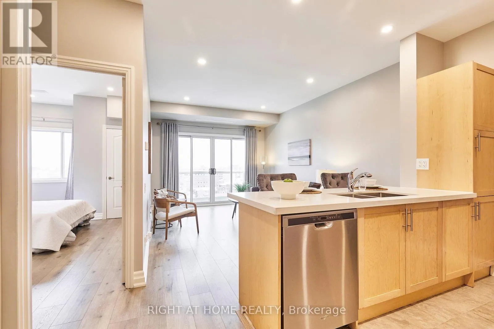 804 - 44 BOND STREET W