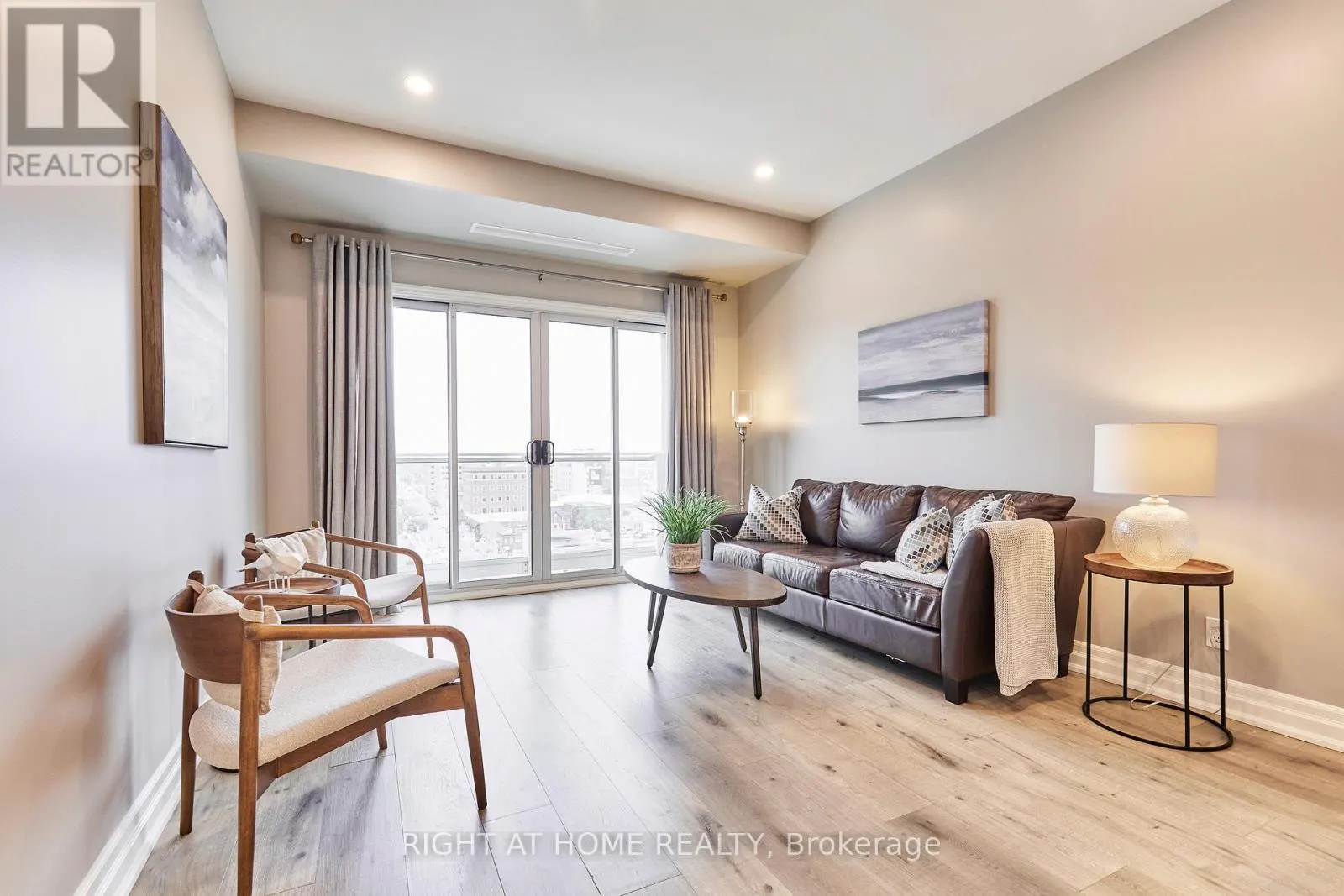 804 - 44 BOND STREET W